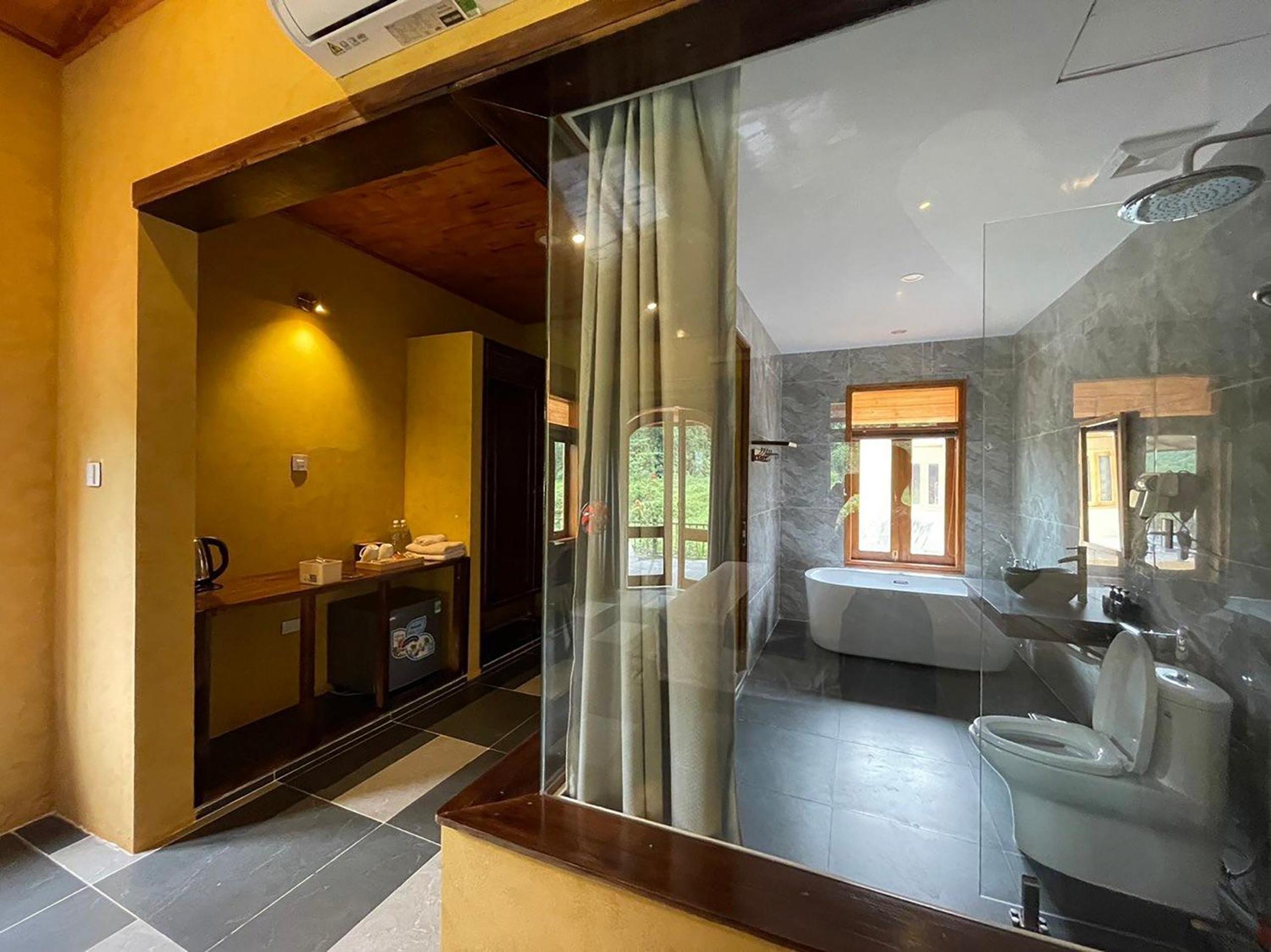 Deluxe King Suite photo 3