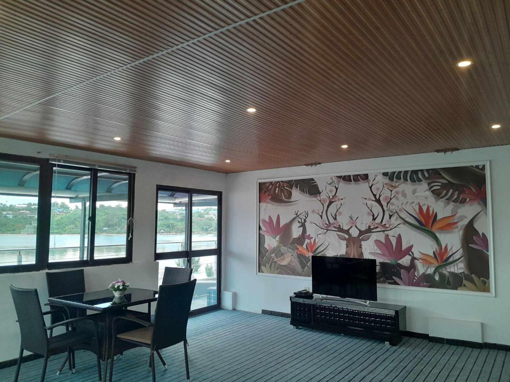 Standard Family Room photo 3