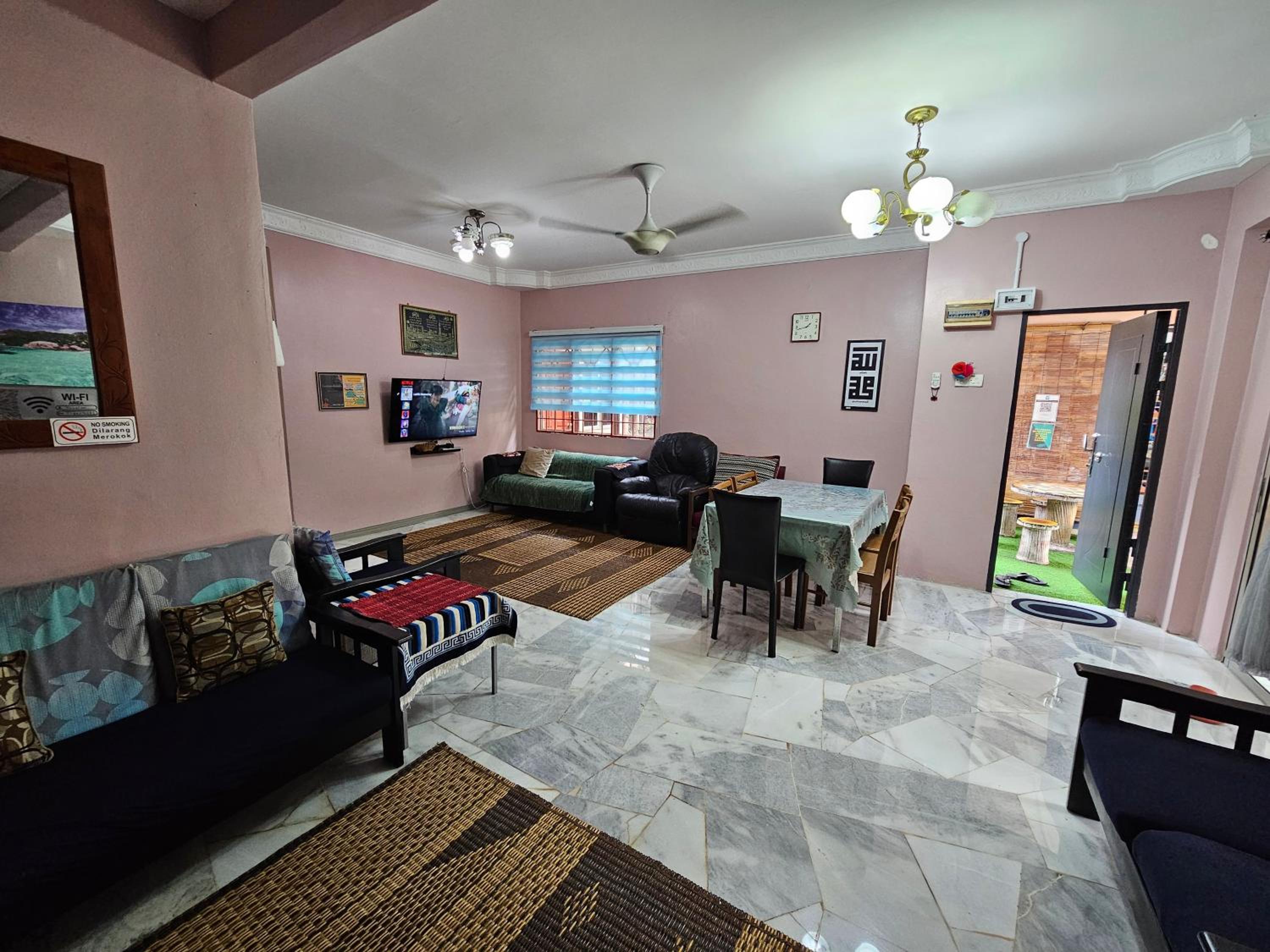 Three-Bedroom House photo 3