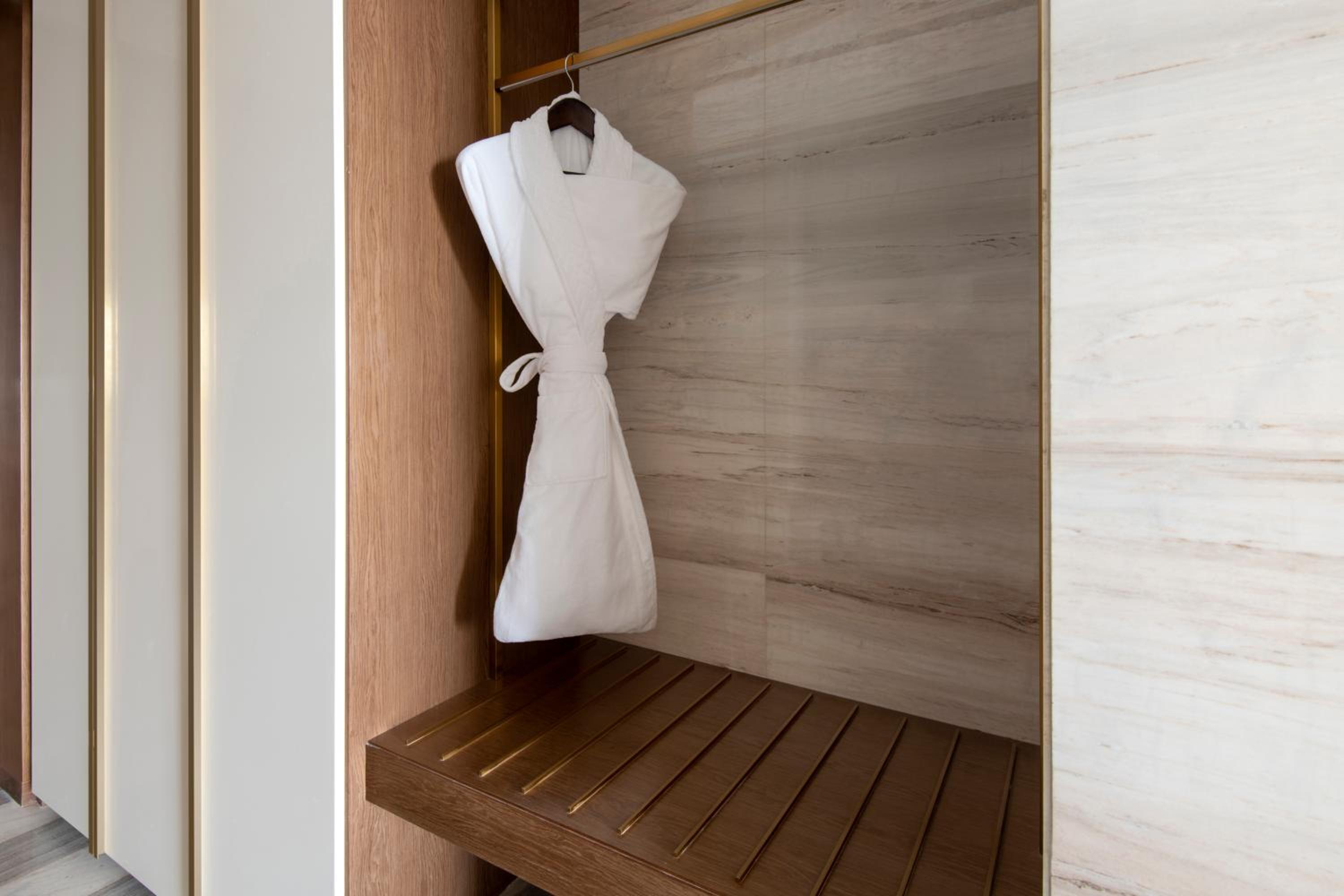 Premium Room with Sea View and Balcony - Photo 5