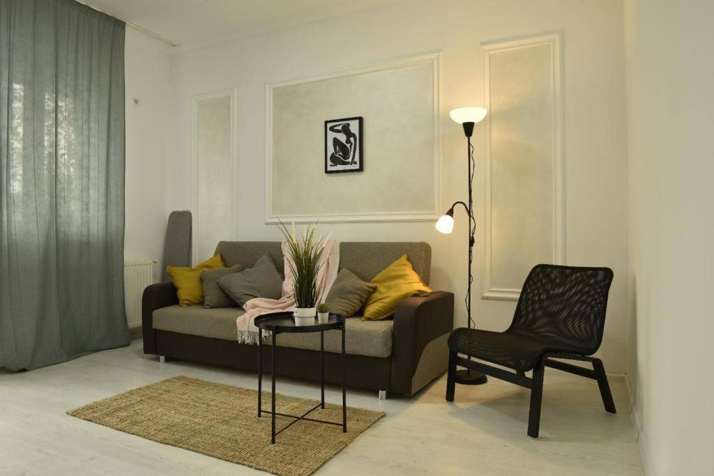 One-Bedroom Apartment photo 1