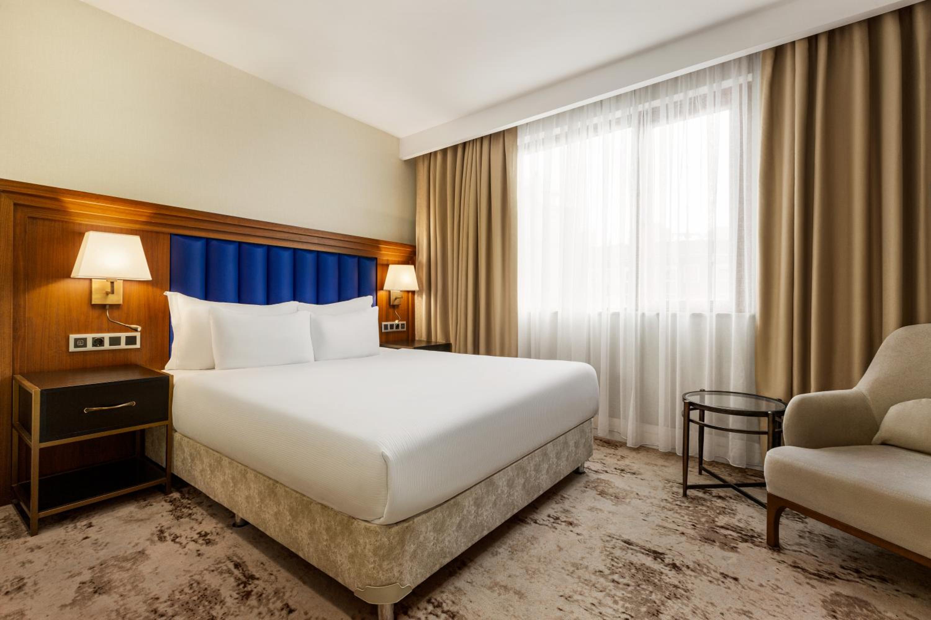 Superior King Room with Pool View photo 1