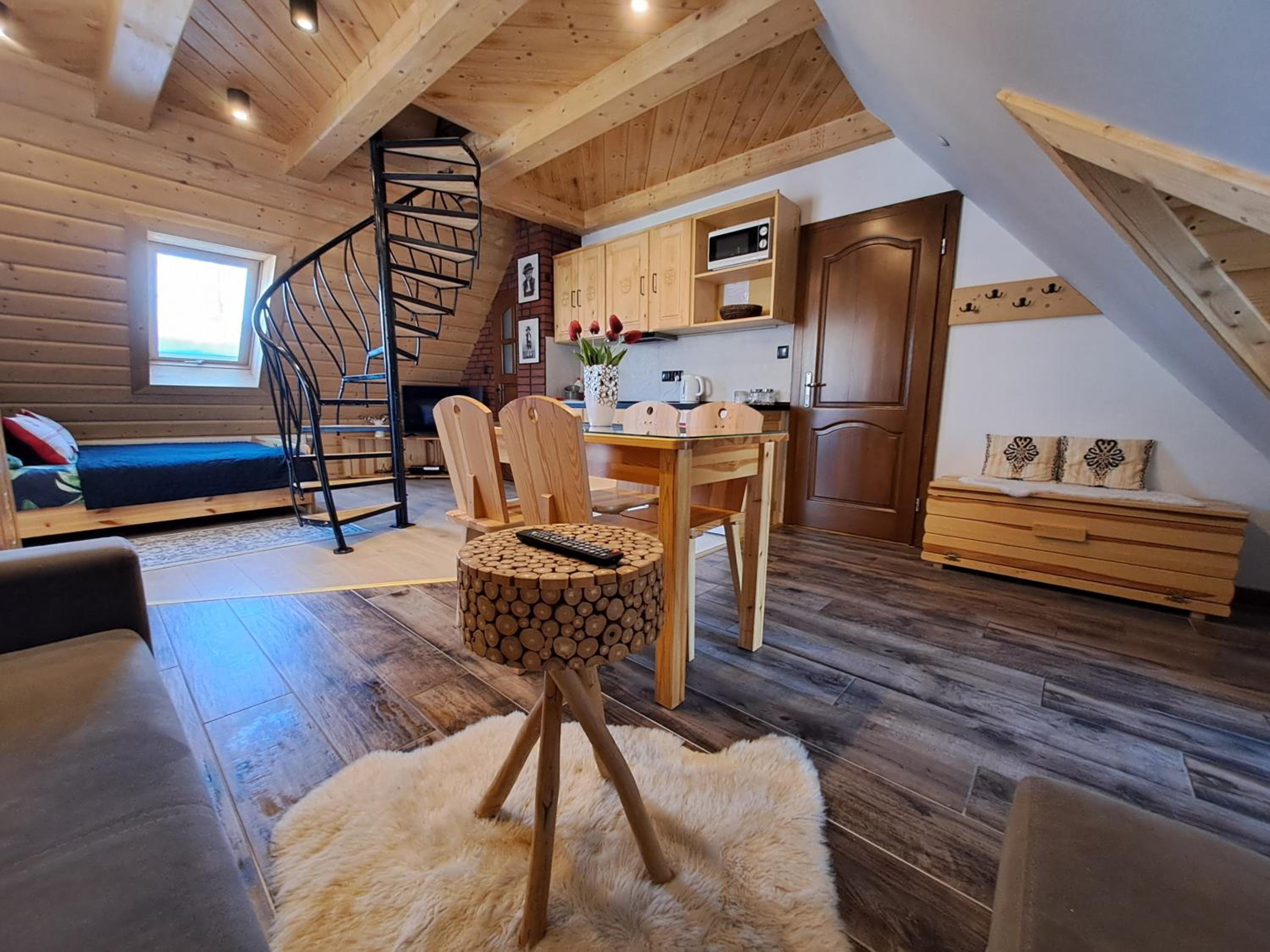 Deluxe Family Suite - Photo 14