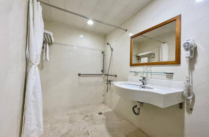 Basic Double Room - No Window photo 2