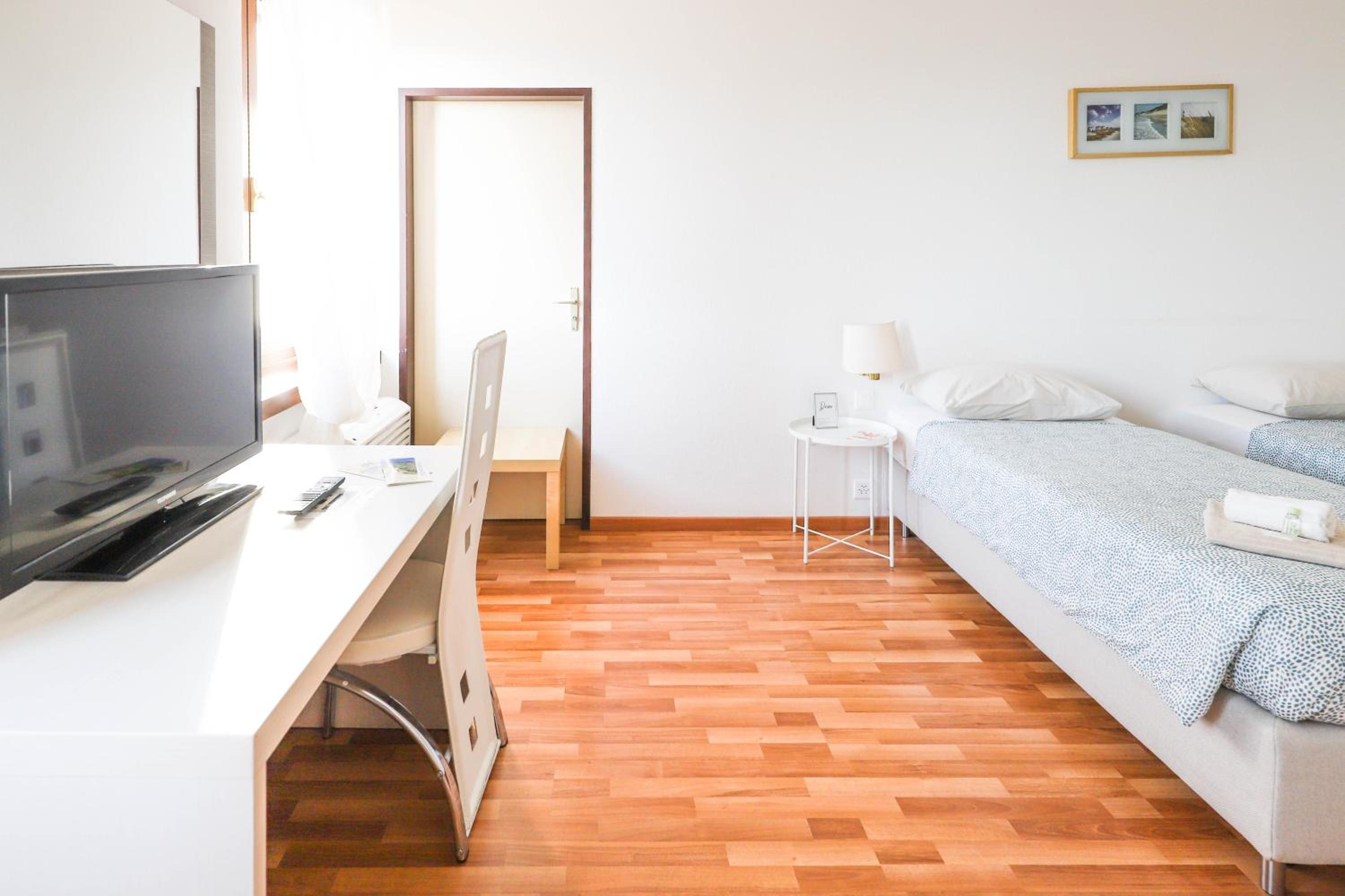 Twin Room - Photo 3