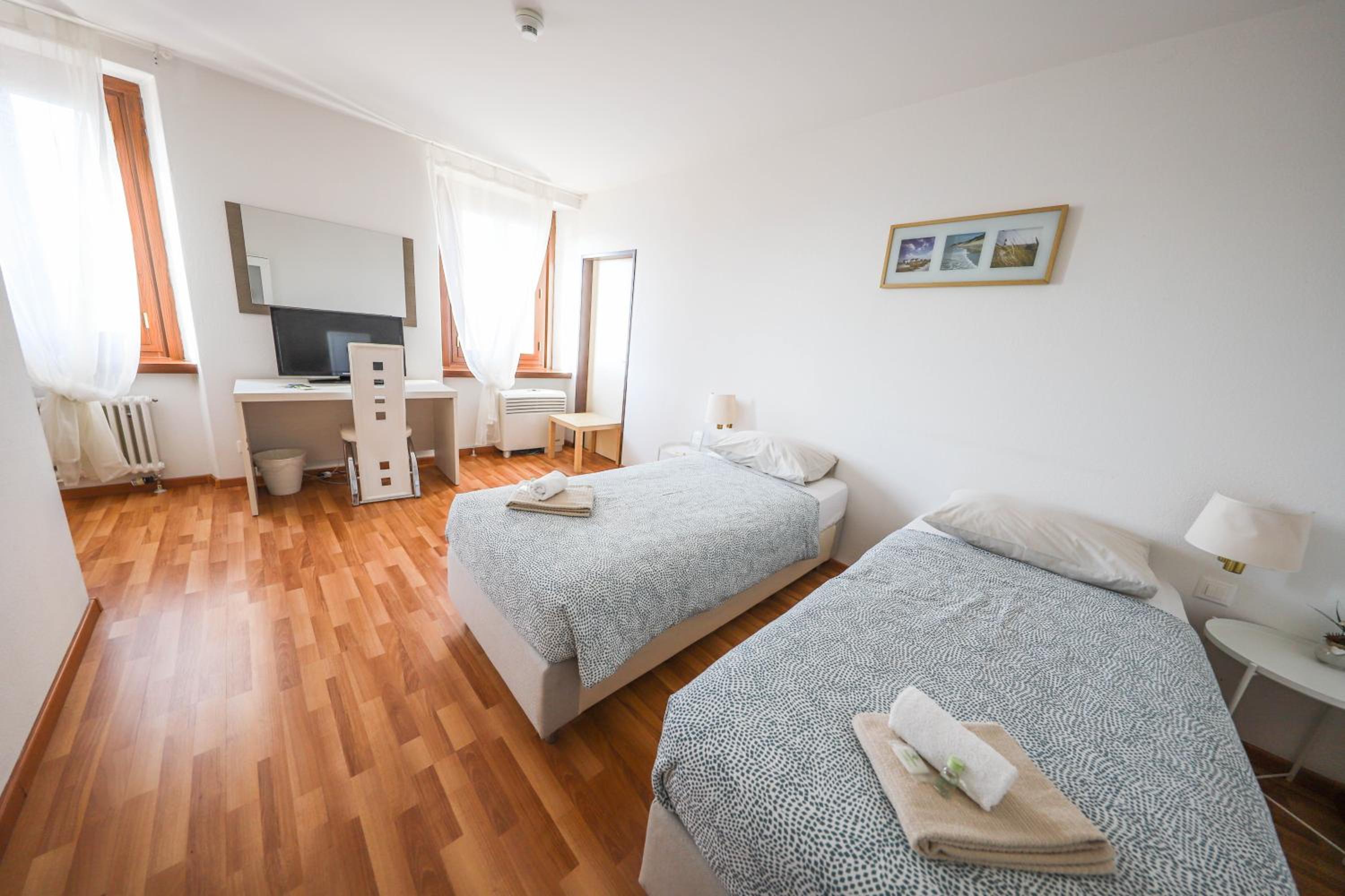 Twin Room - Photo 7