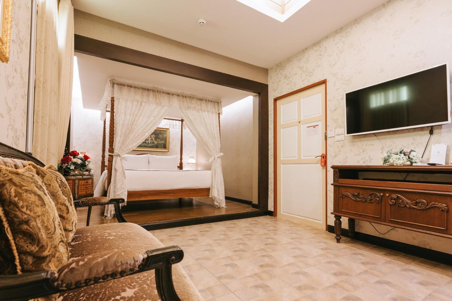 Deluxe Room - Photo 17