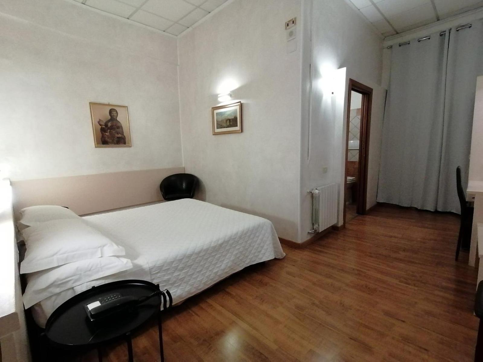 Standard Double or Twin Room photo 2