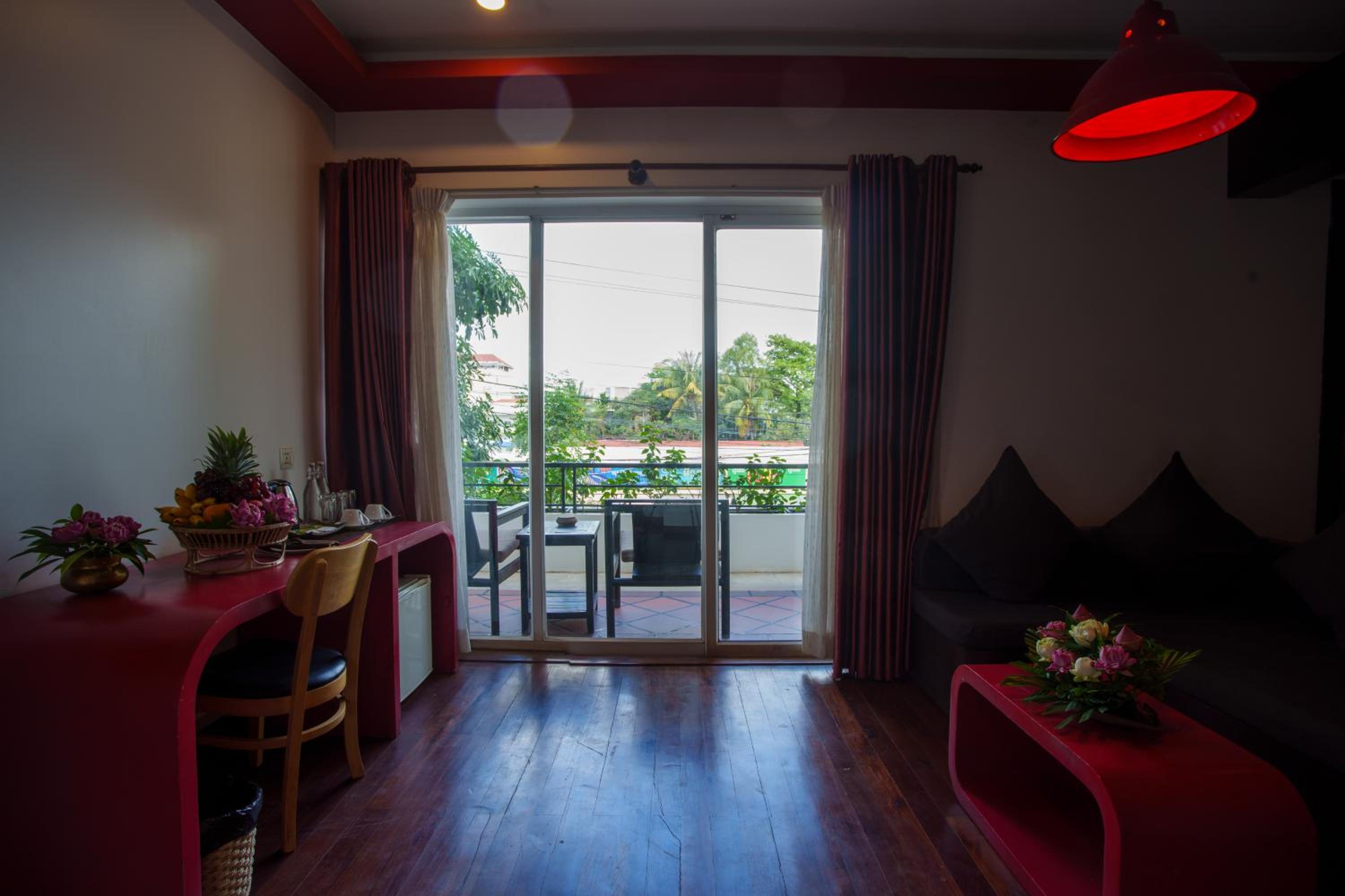King Suite with Balcony - Photo 3