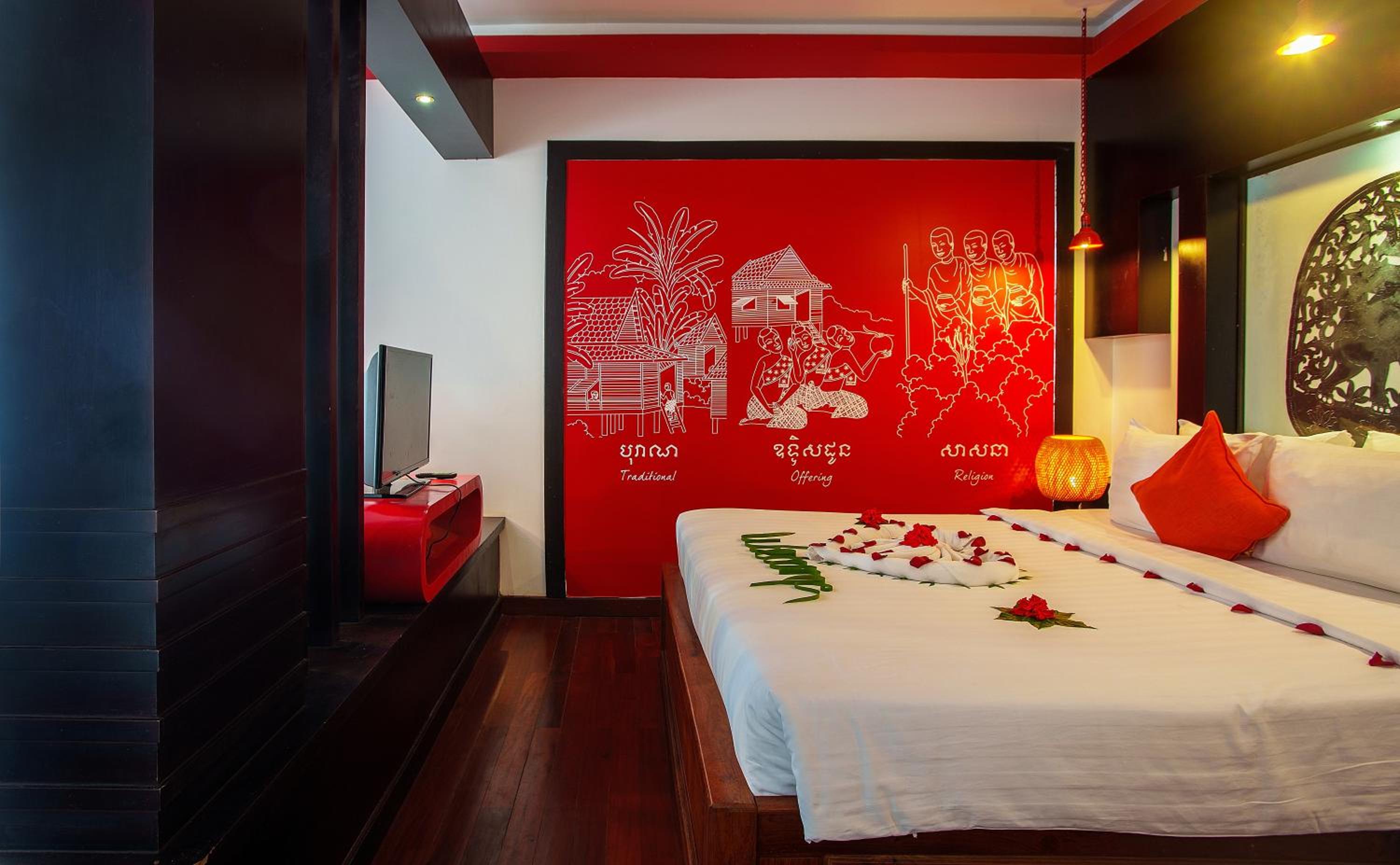 King Suite with Balcony - Photo 2