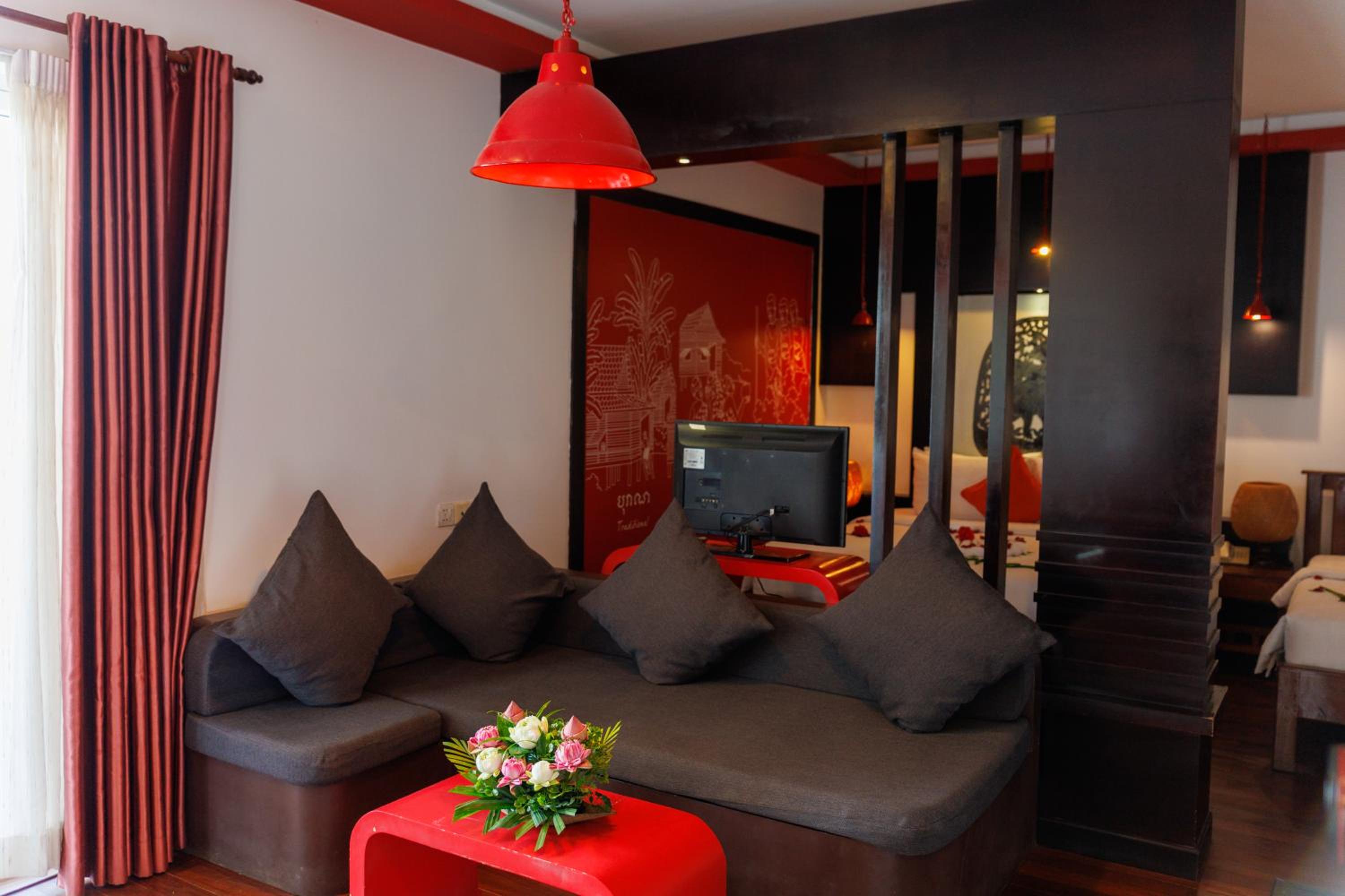 King Suite with Balcony - Photo 5