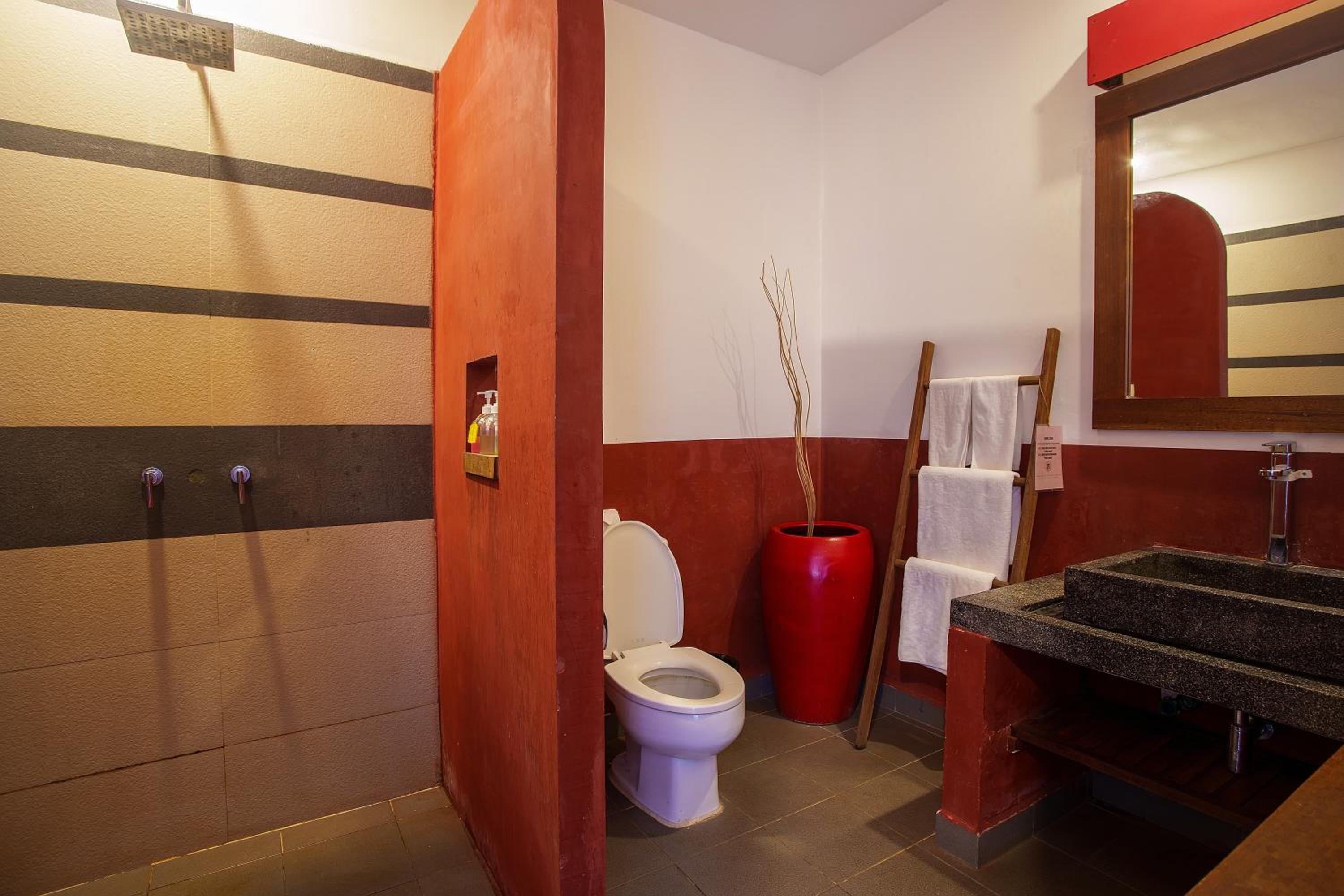 King Suite with Balcony - Photo 4