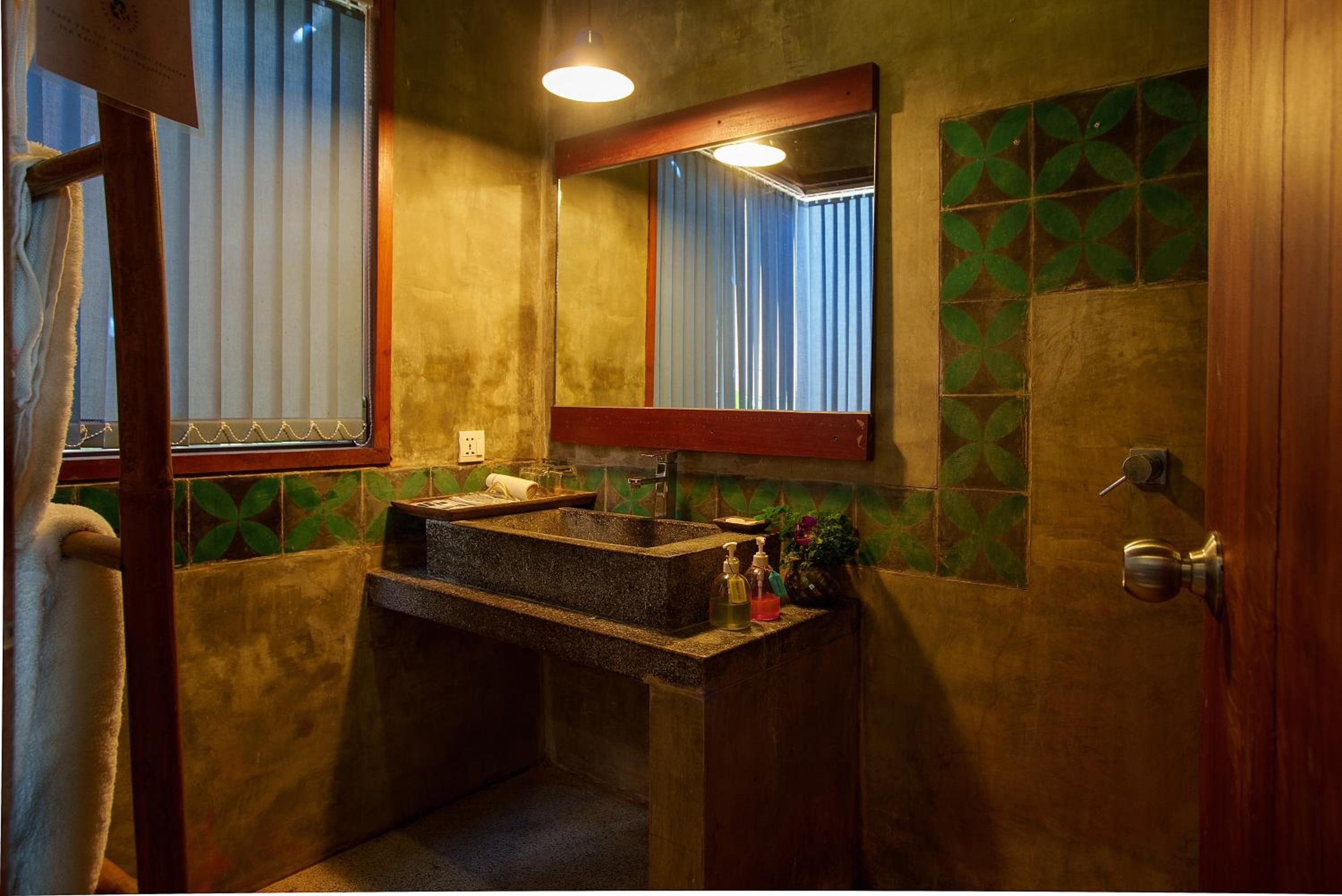 Double Room with Pool View - Photo 5