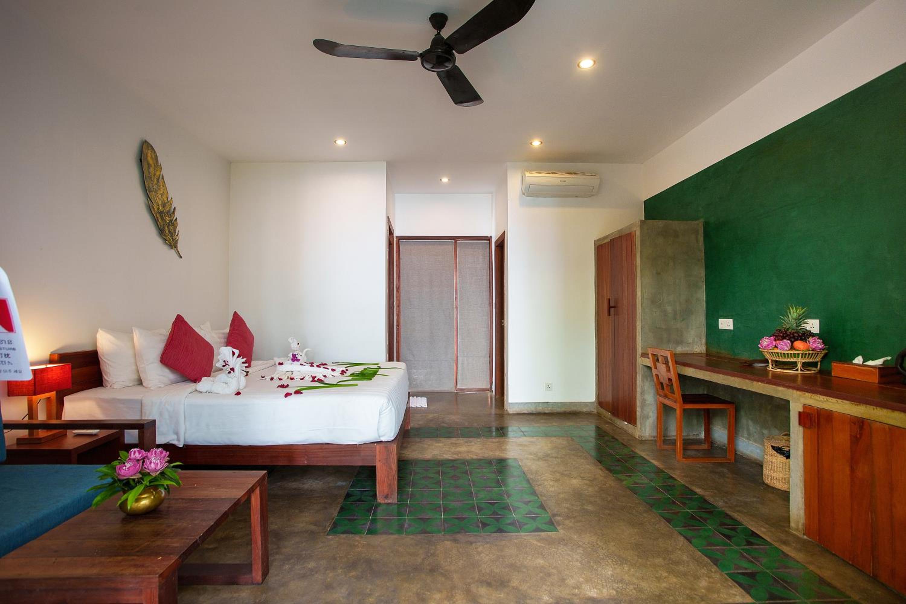 Double Room with Pool View - Photo 6