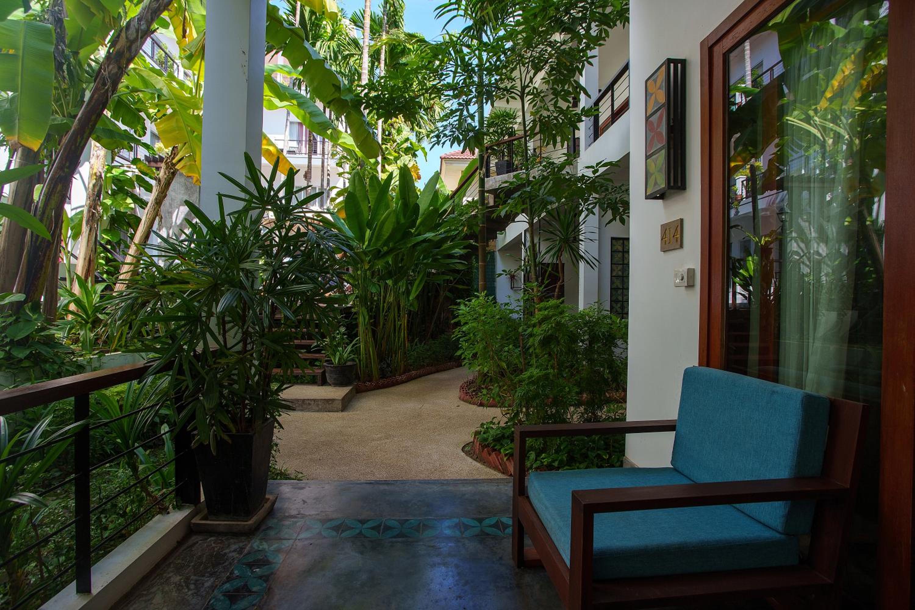 Double Room with Pool View - Photo 8