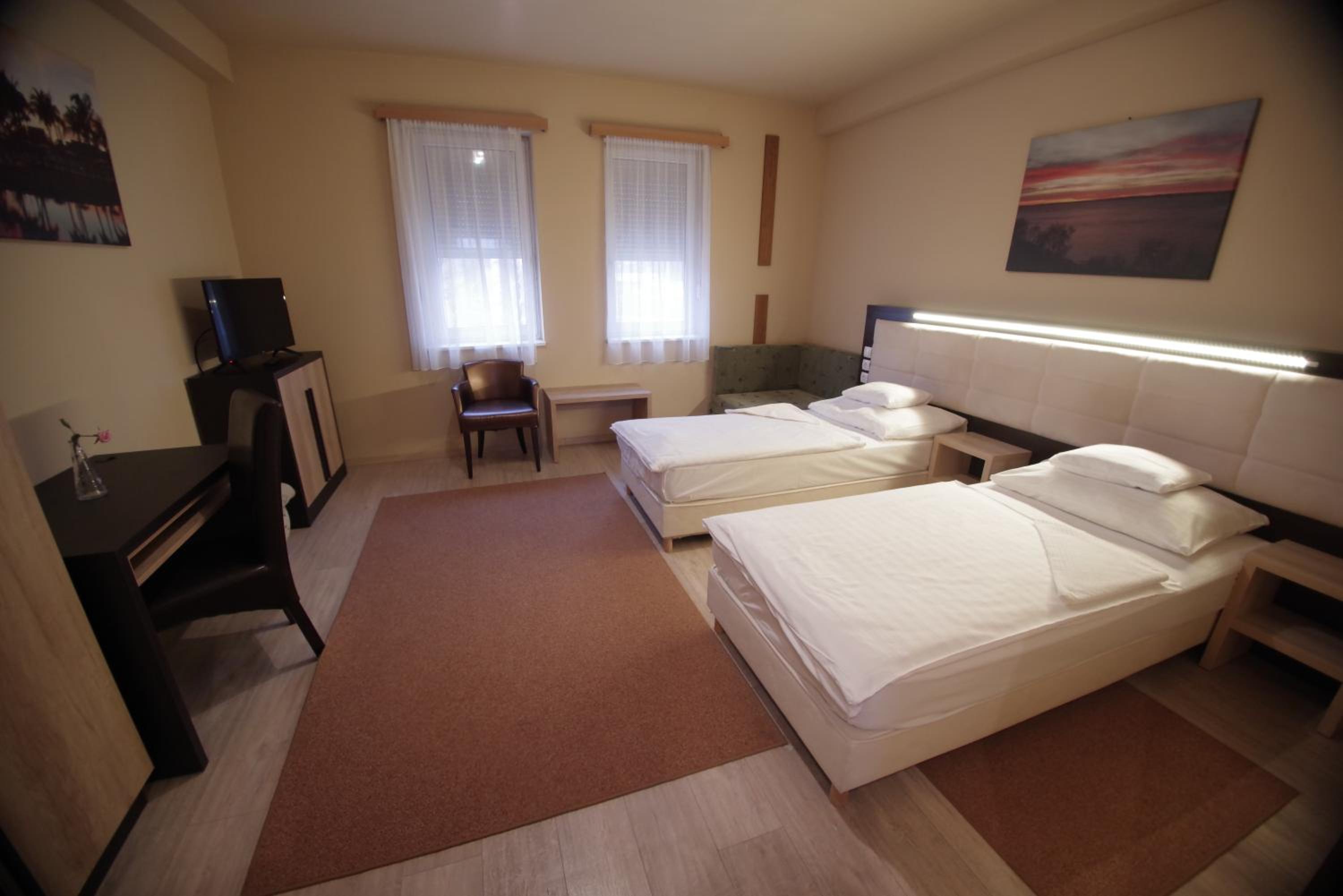 Twin Room with Extra Bed (3 Adults)