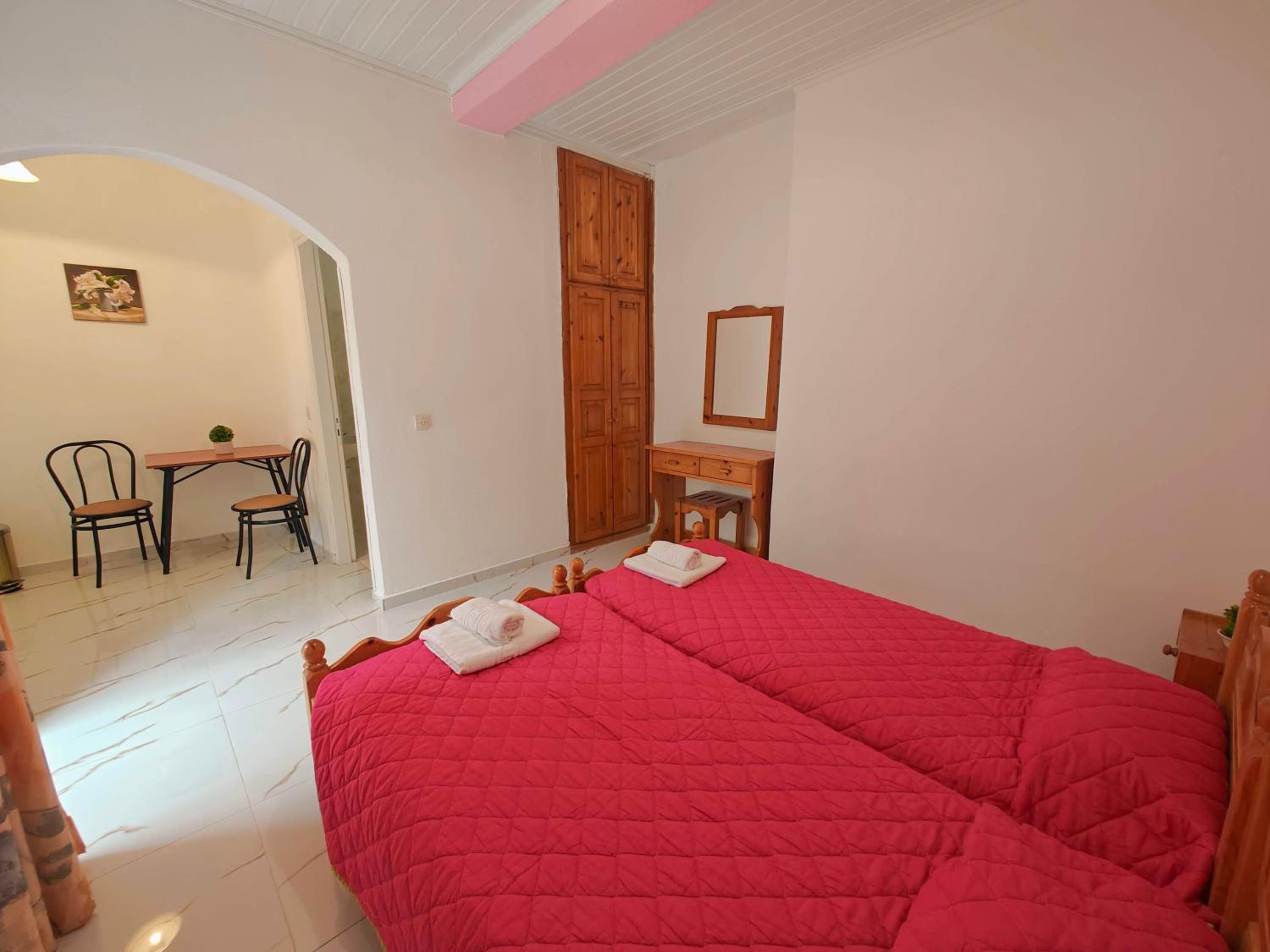 Twin Room with Bathroom - Photo 5