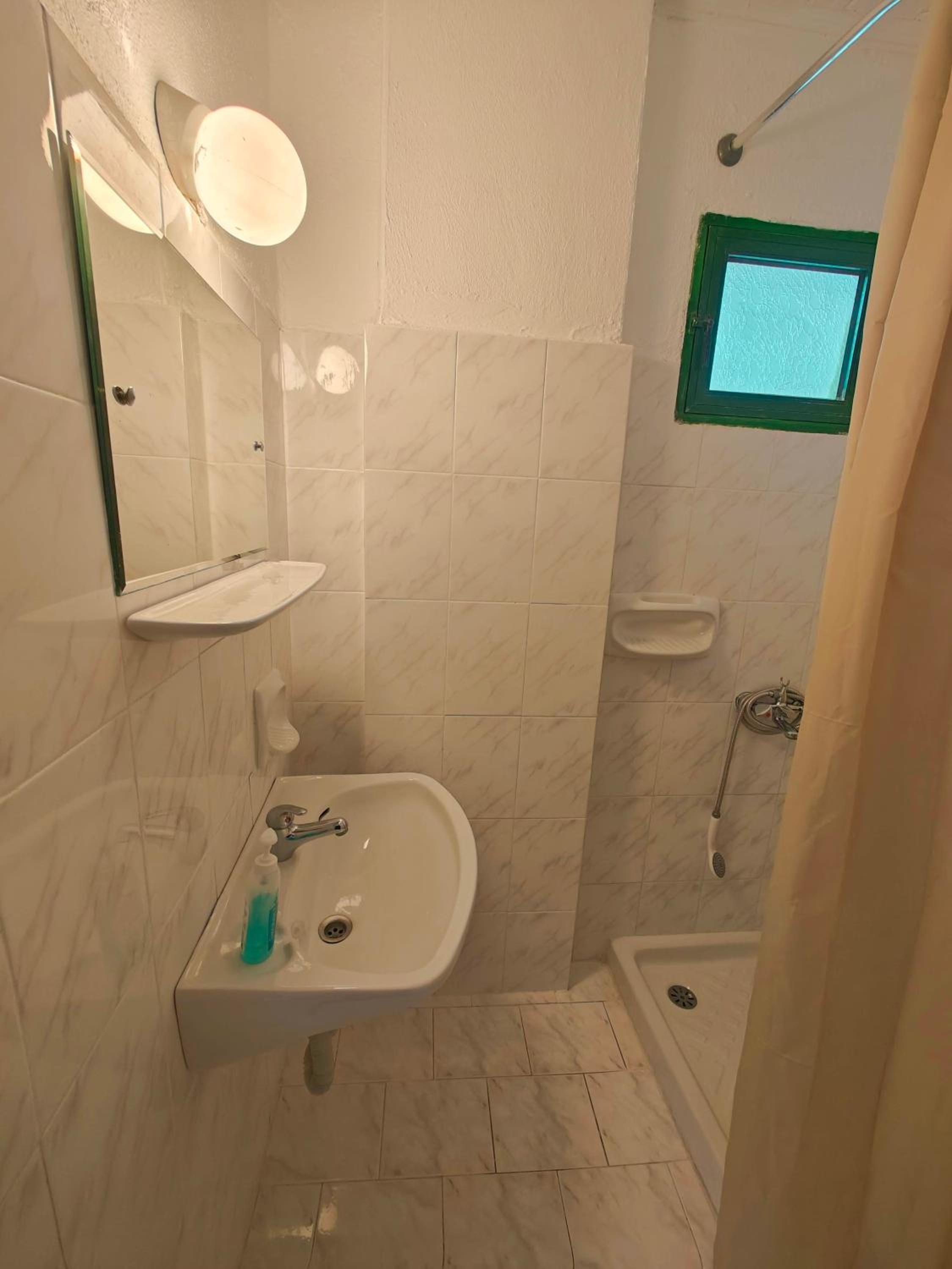 Twin Room with Bathroom - Photo 3