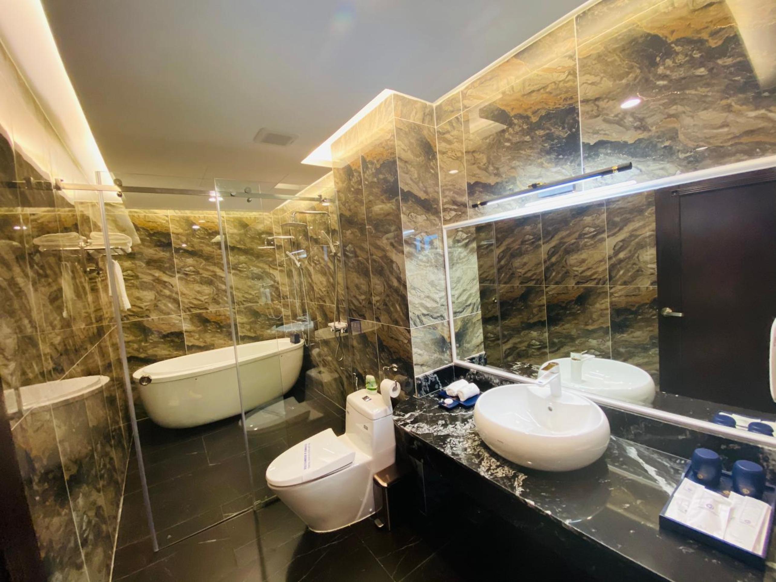 Queen Room - Photo 10