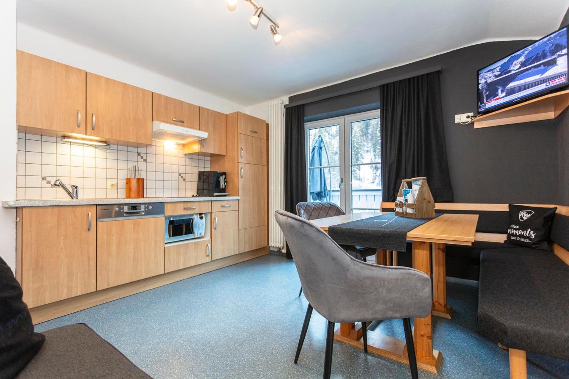 Two-Bedroom Apartment with Balcony photo 2
