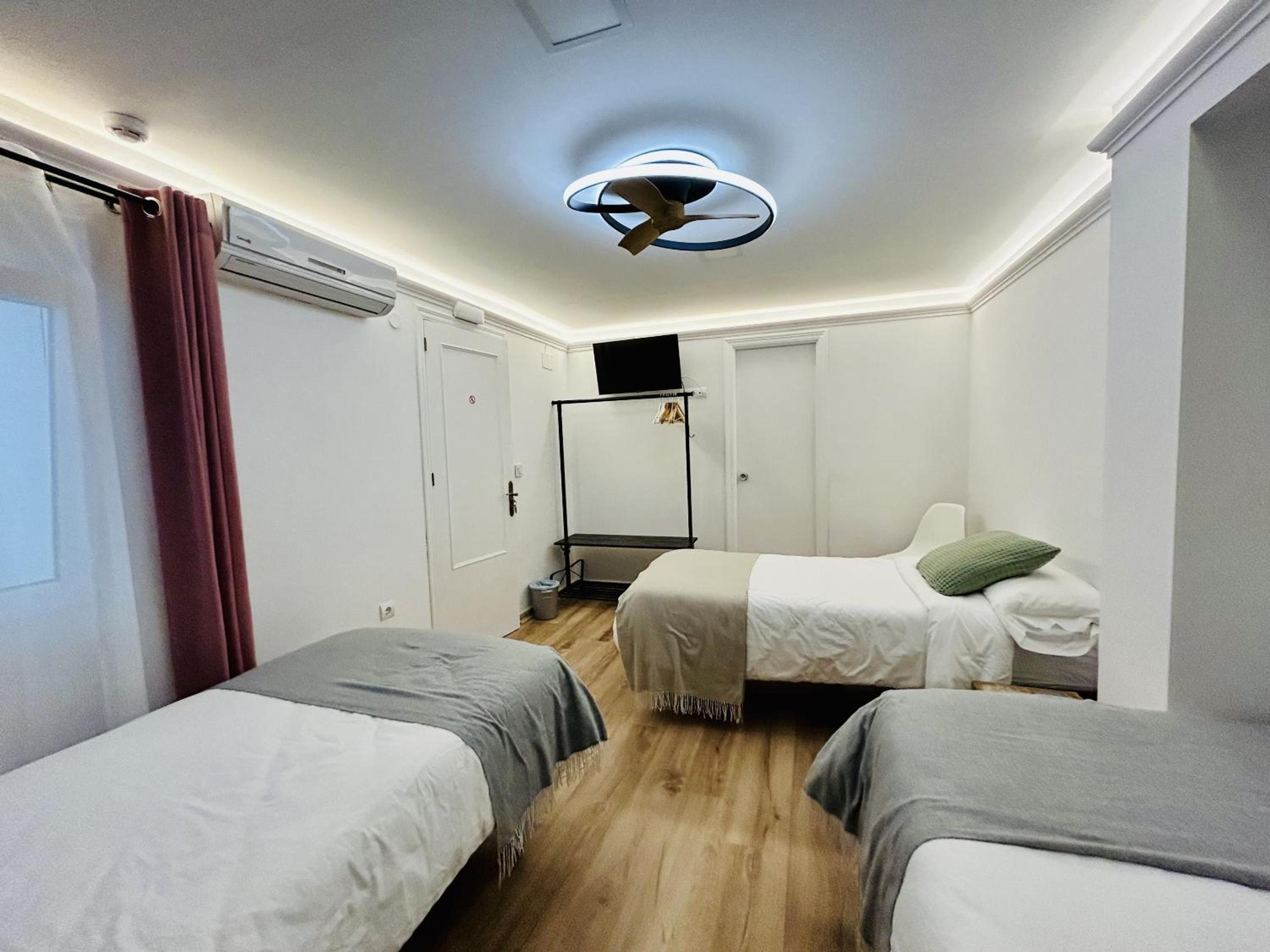Triple Room with Private Bathroom photo 2