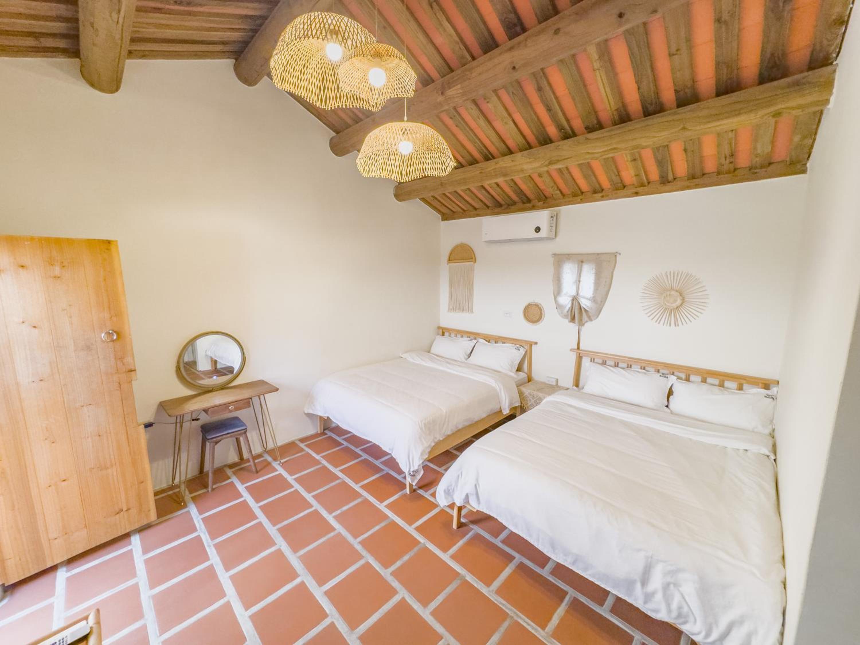 Quadruple Room with Bathroom - Photo 8