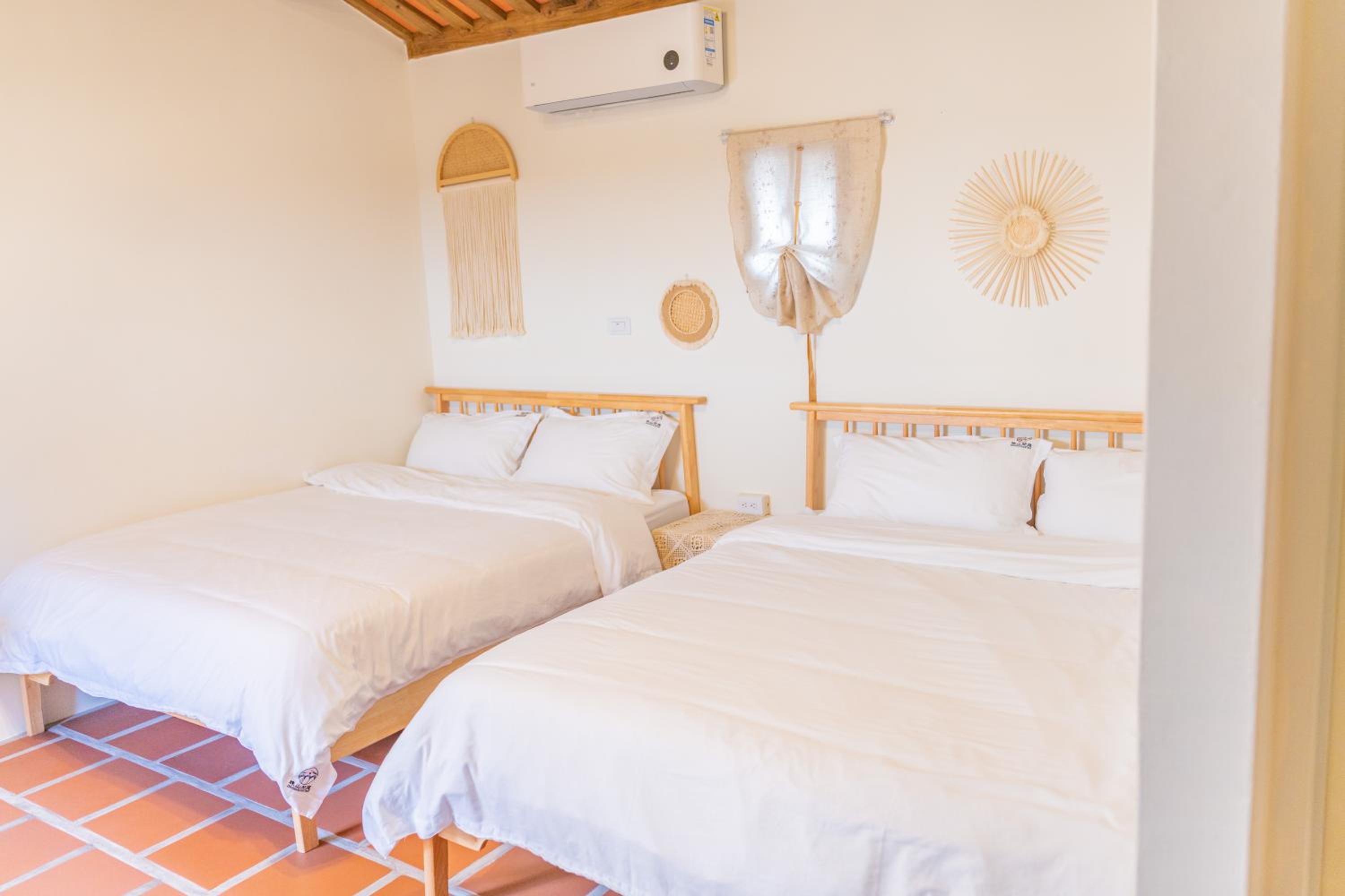 Quadruple Room with Bathroom - Photo 2