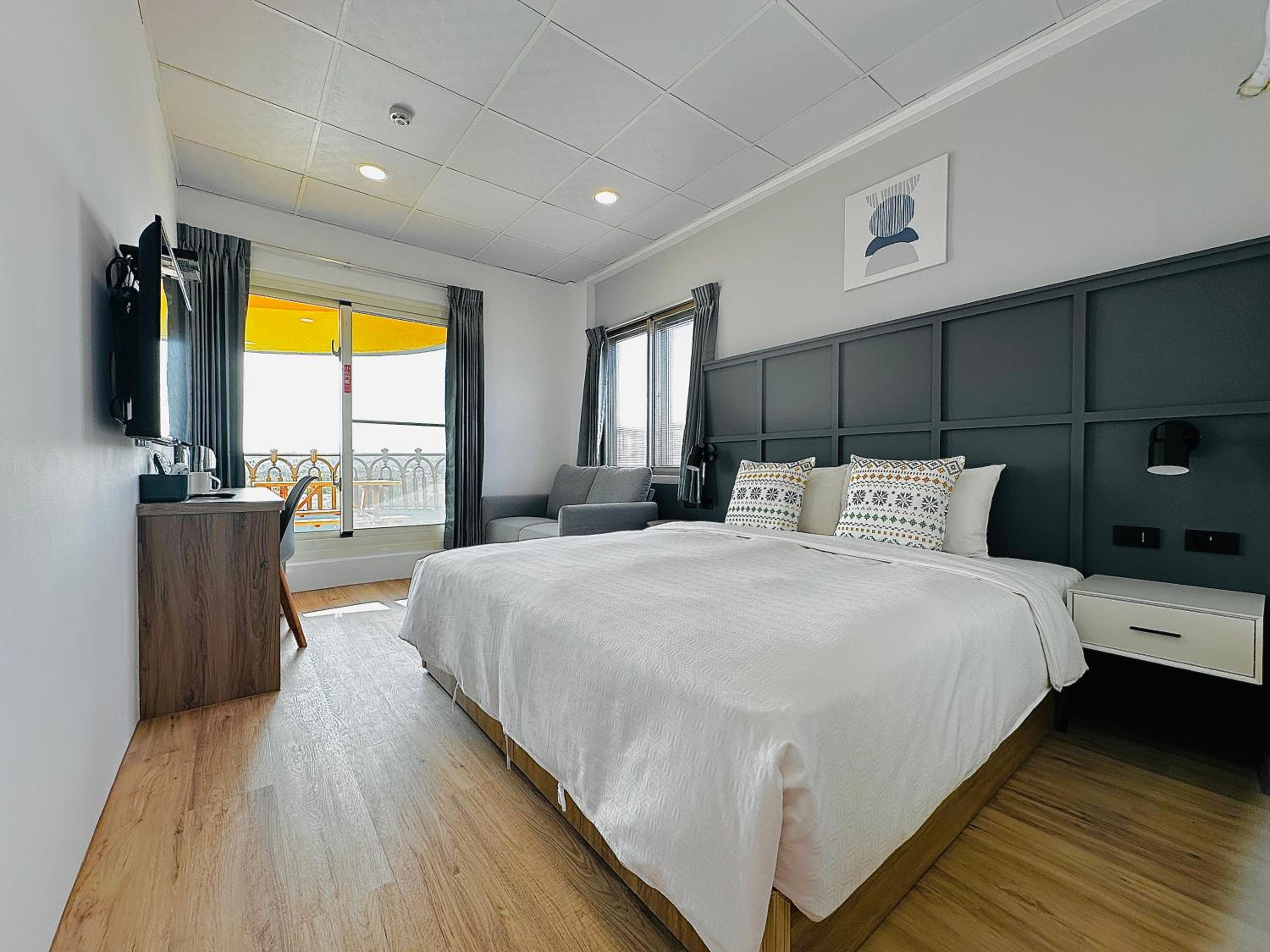 Deluxe Queen Room
