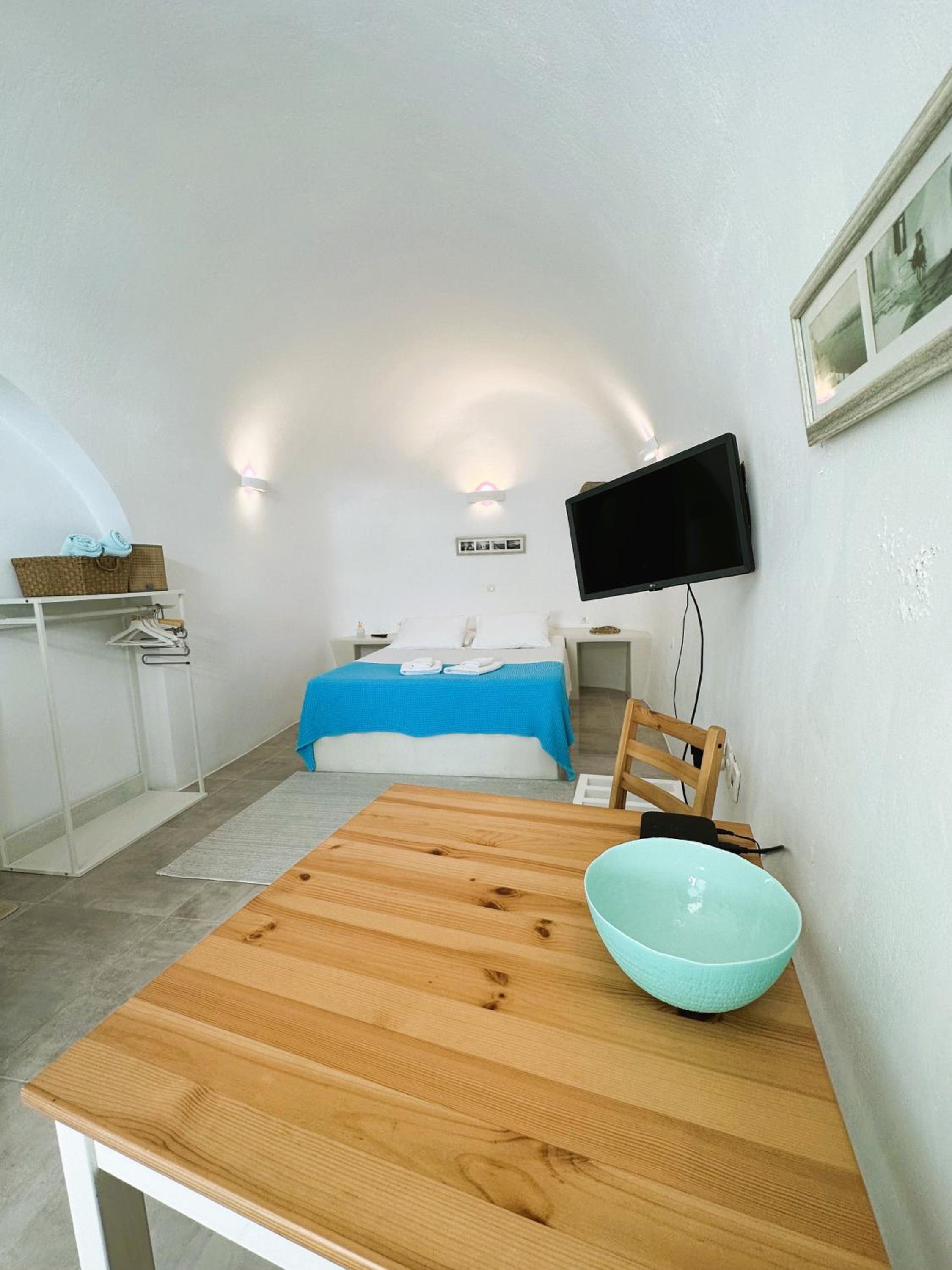 Suite with Hot Tub - Photo 29