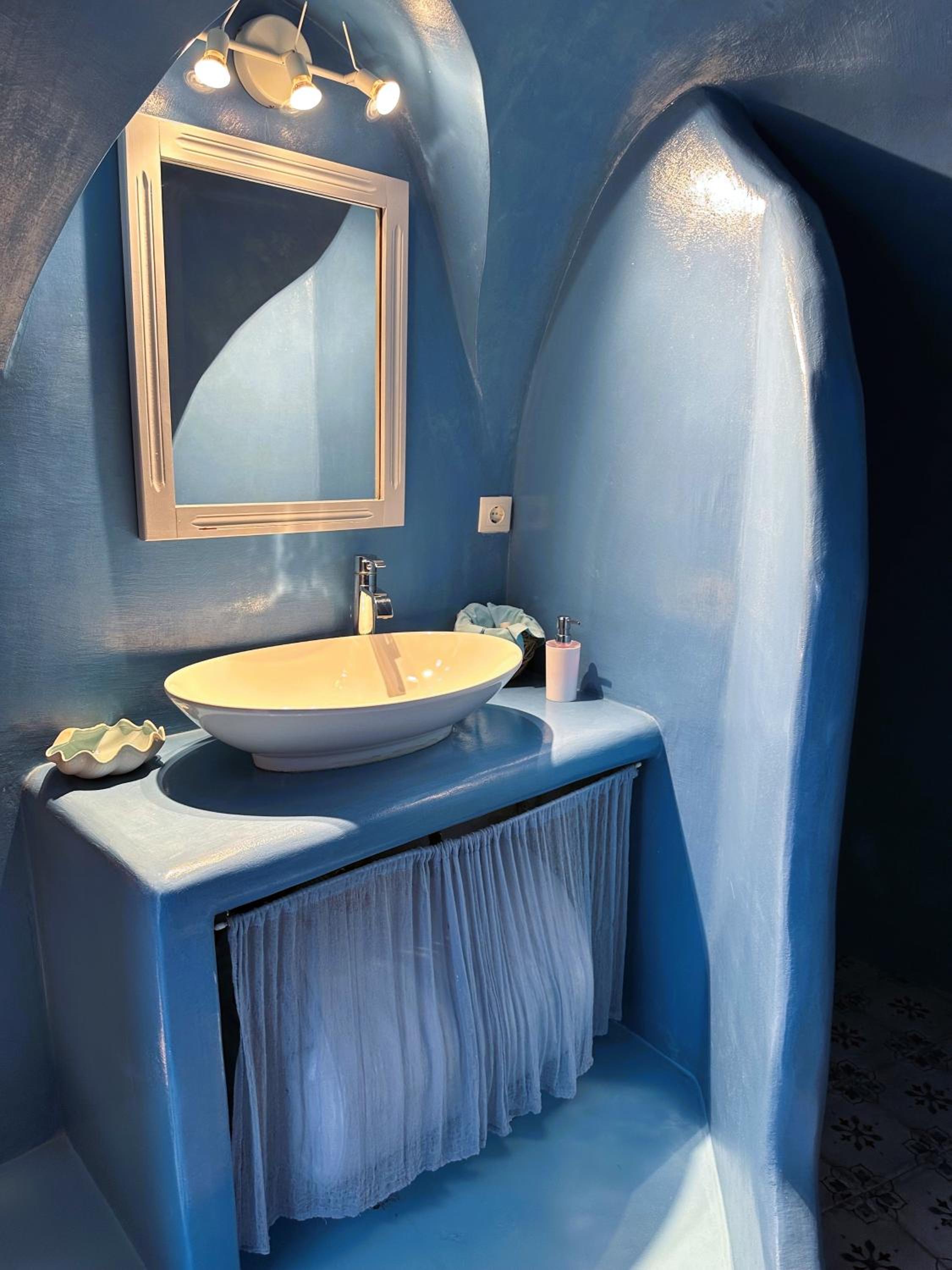 Suite with Hot Tub - Photo 22