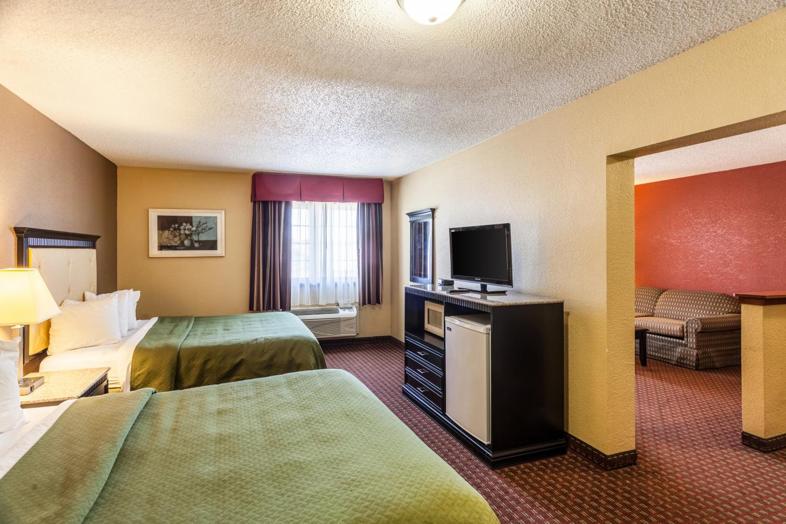 One Room Suite with Two Queen Beds and Sofa bed - Non Smoking - Photo 3