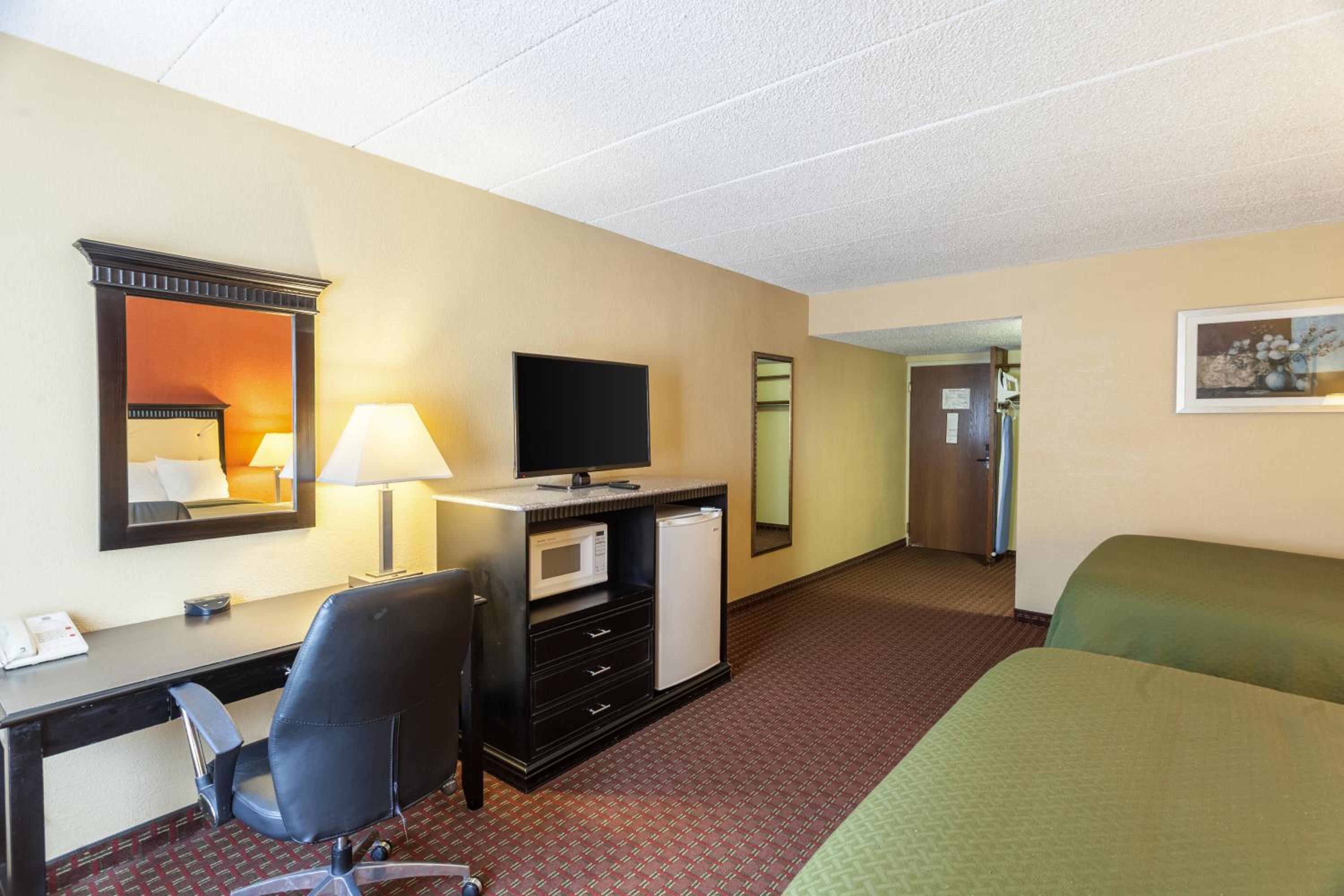 One Room Suite with Two Queen Beds and Sofa bed - Non Smoking - Photo 2