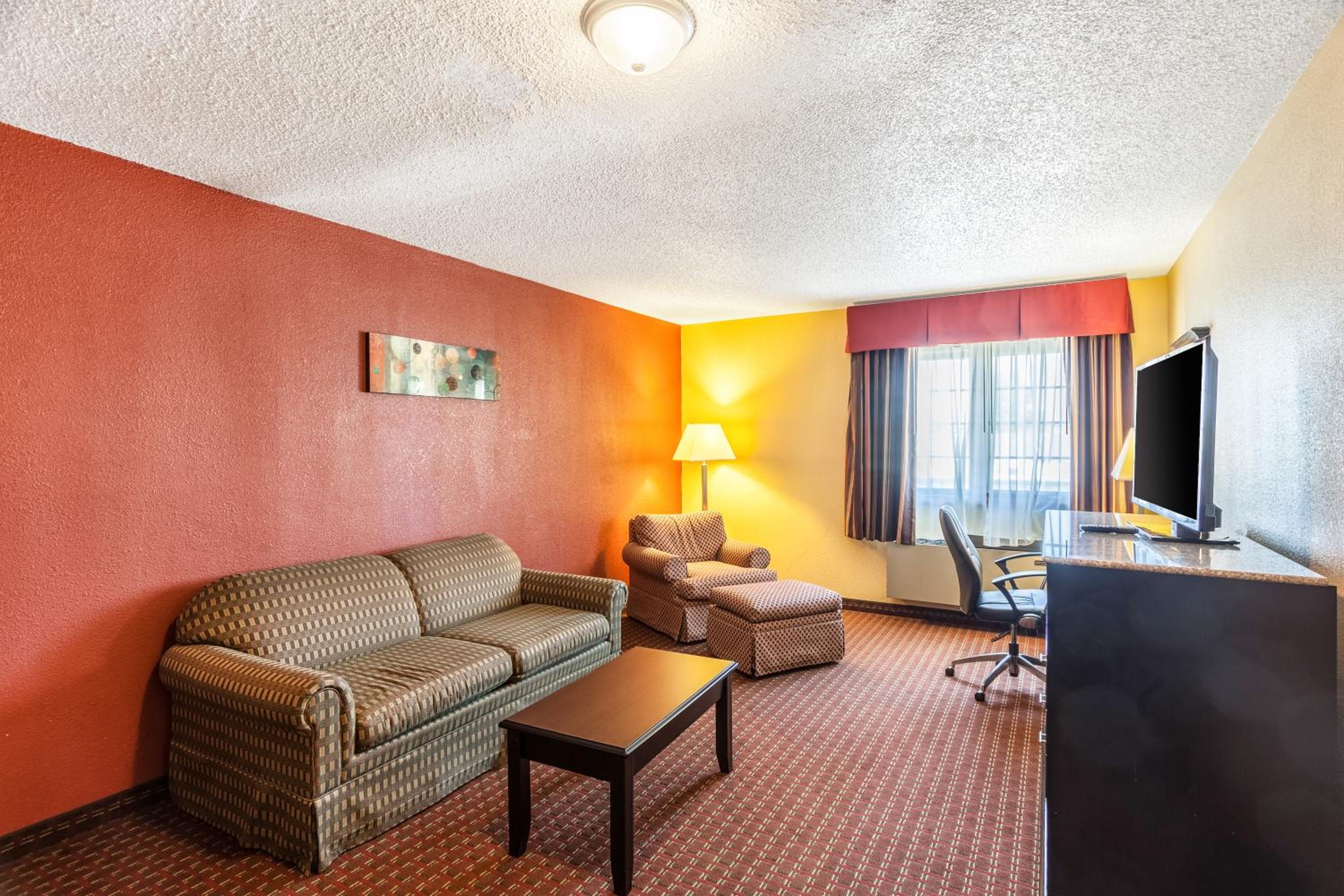 One Room Suite with Two Queen Beds and Sofa bed - Non Smoking - Photo 1