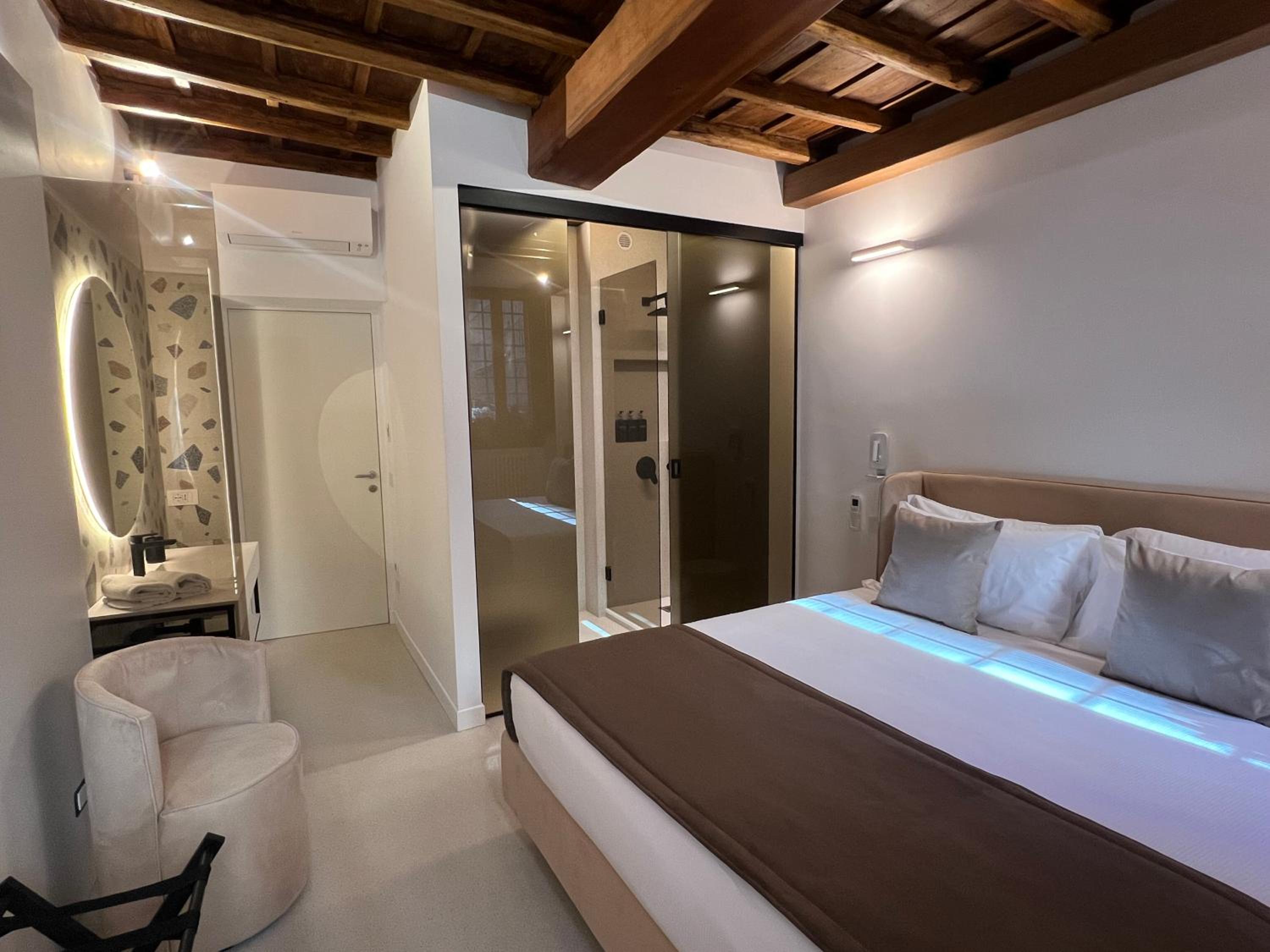 Deluxe Room (2 Adults + 1 Child) photo 2