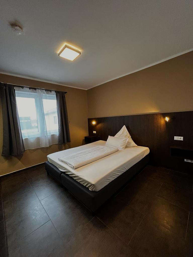 Twin Room with Private Bathroom - Photo 2