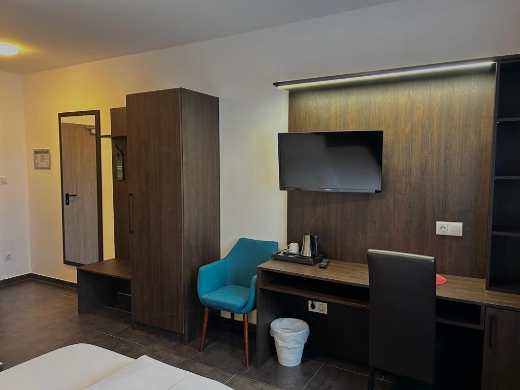 Twin Room with Private Bathroom - Photo 3