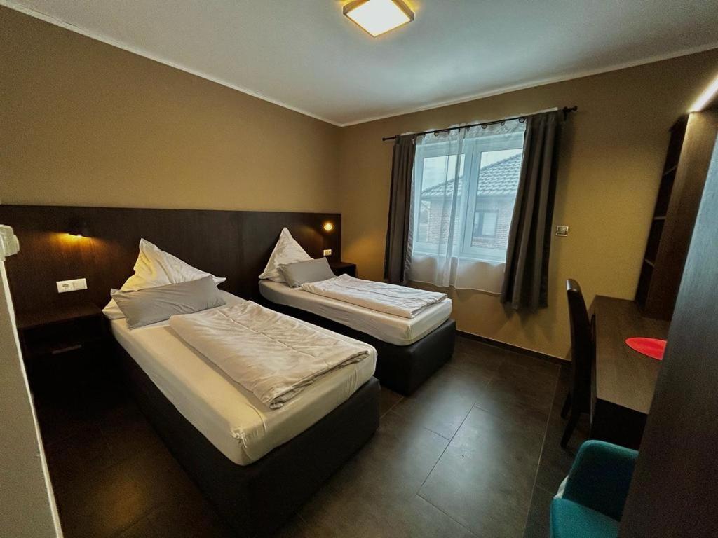 Twin Room with Private Bathroom - Photo 1