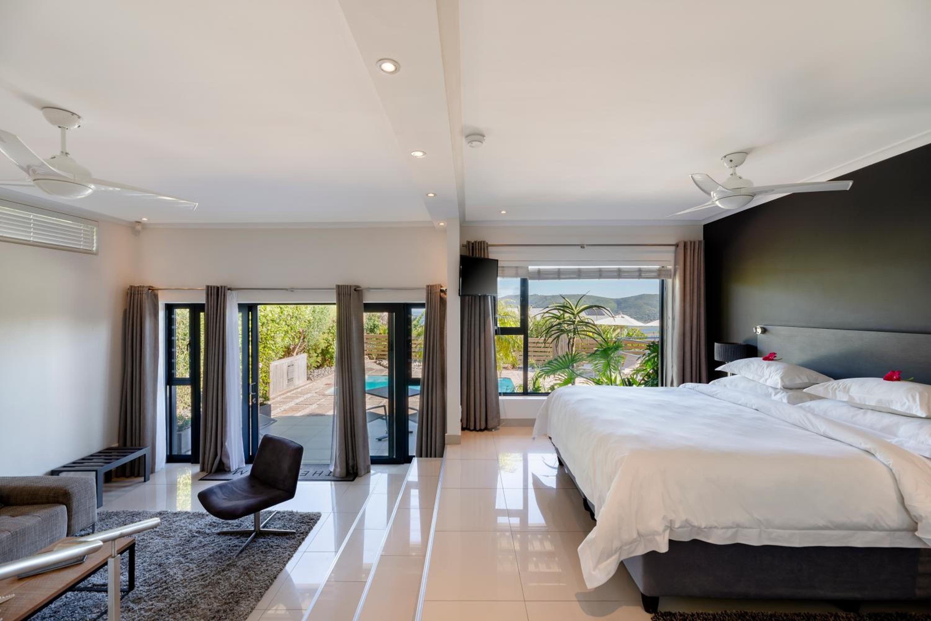 Deluxe Double or Twin Room with Lake View photo 3