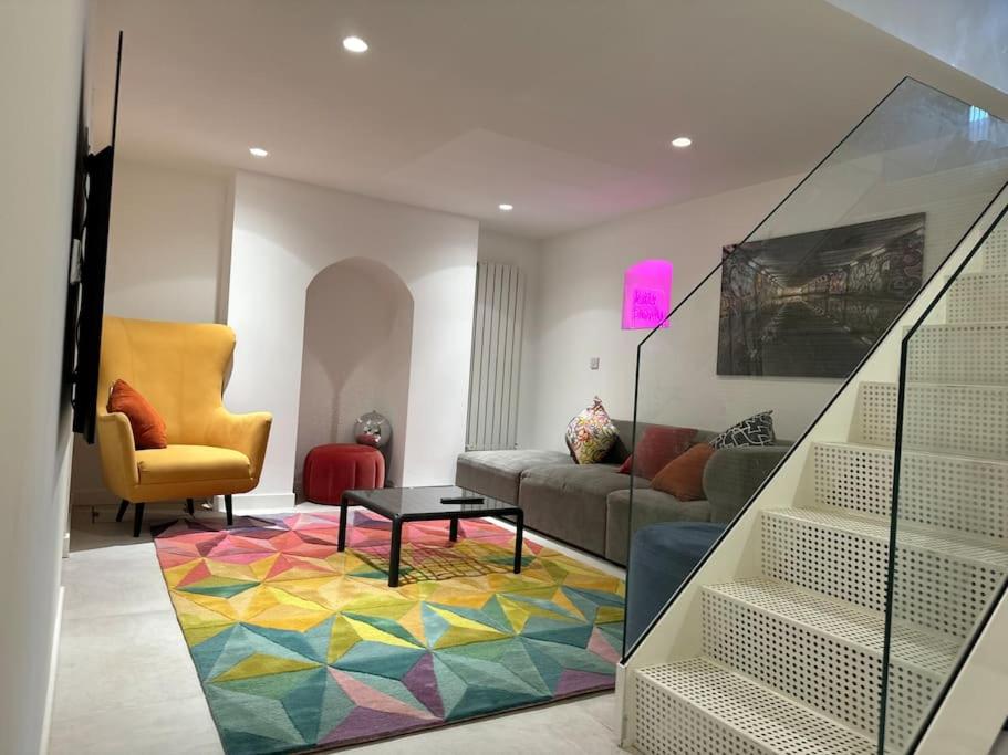 Five-Bedroom House photo 1