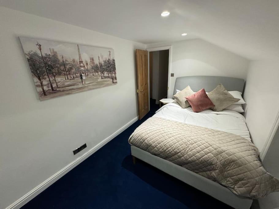 Five-Bedroom House photo 3