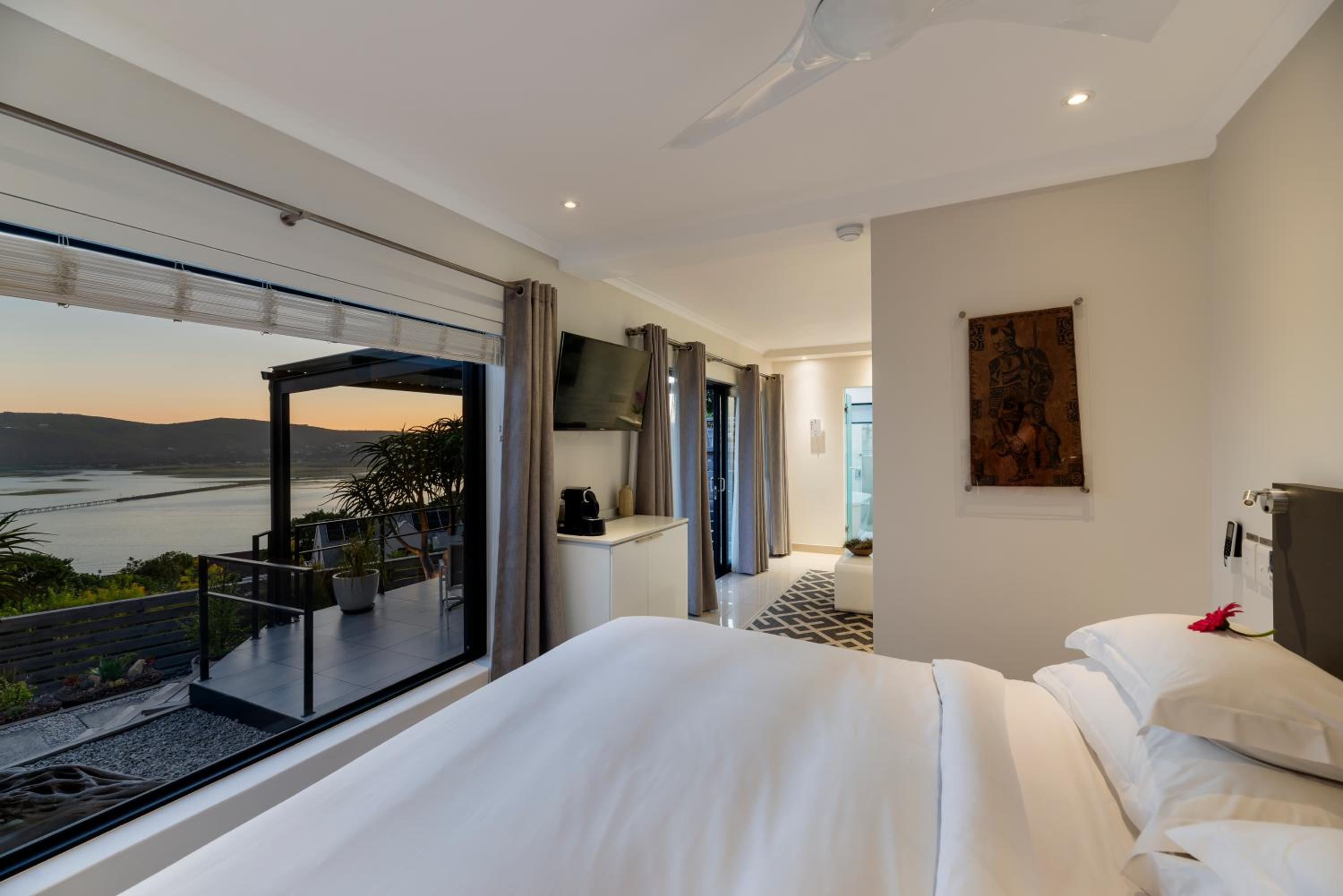 King Room with Balcony photo 2