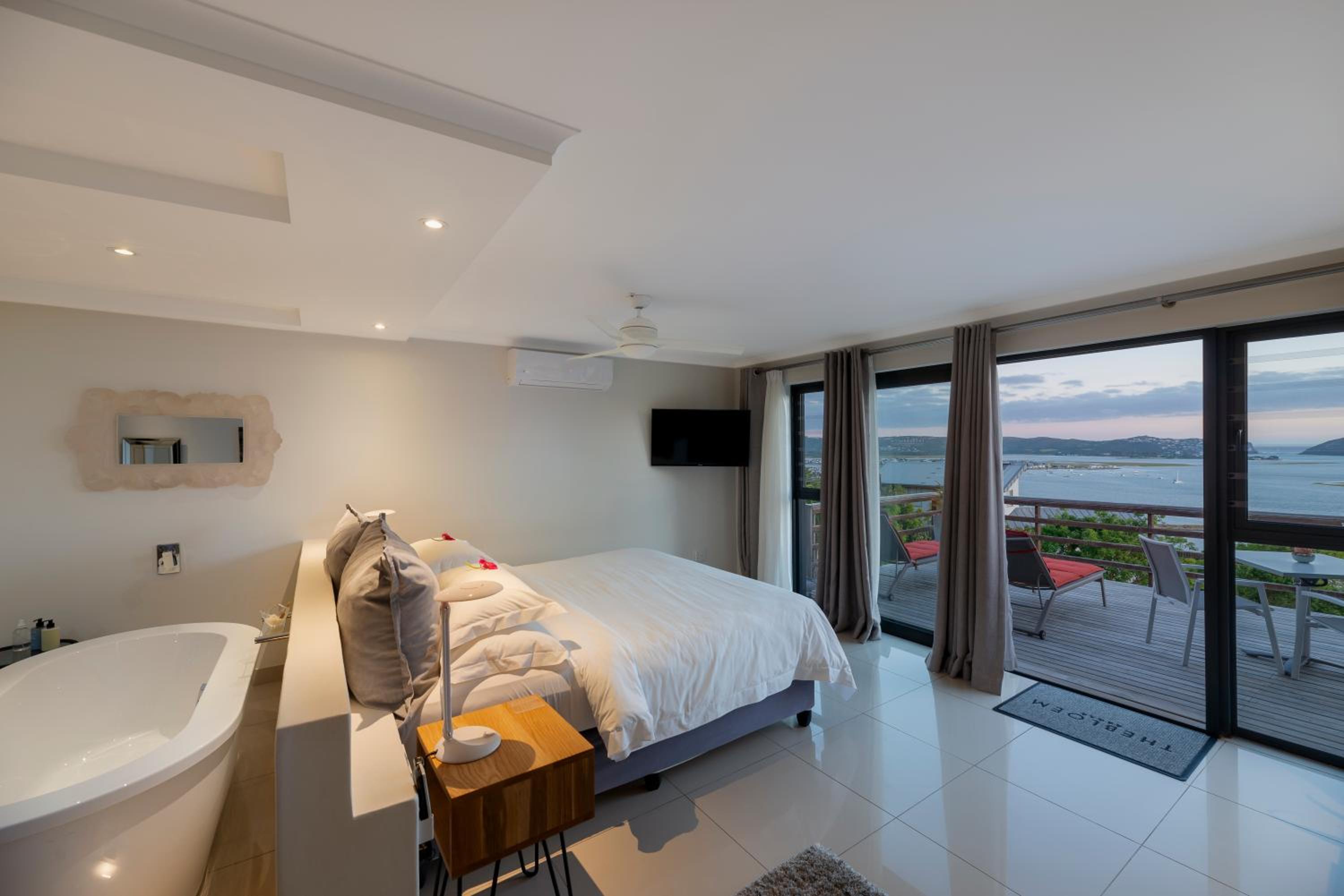 King Room with Balcony photo 3