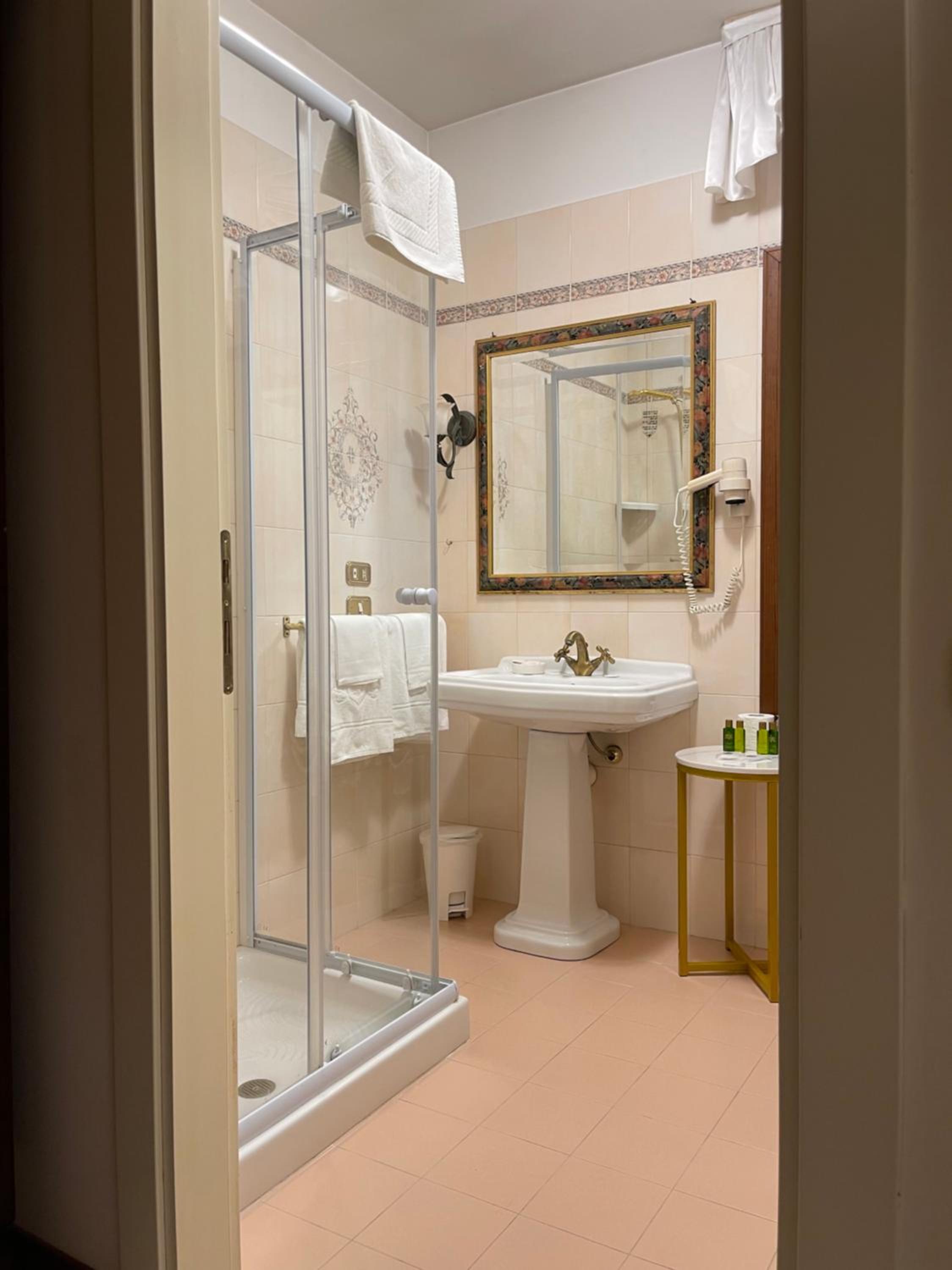 Classic Double Room - Photo 8