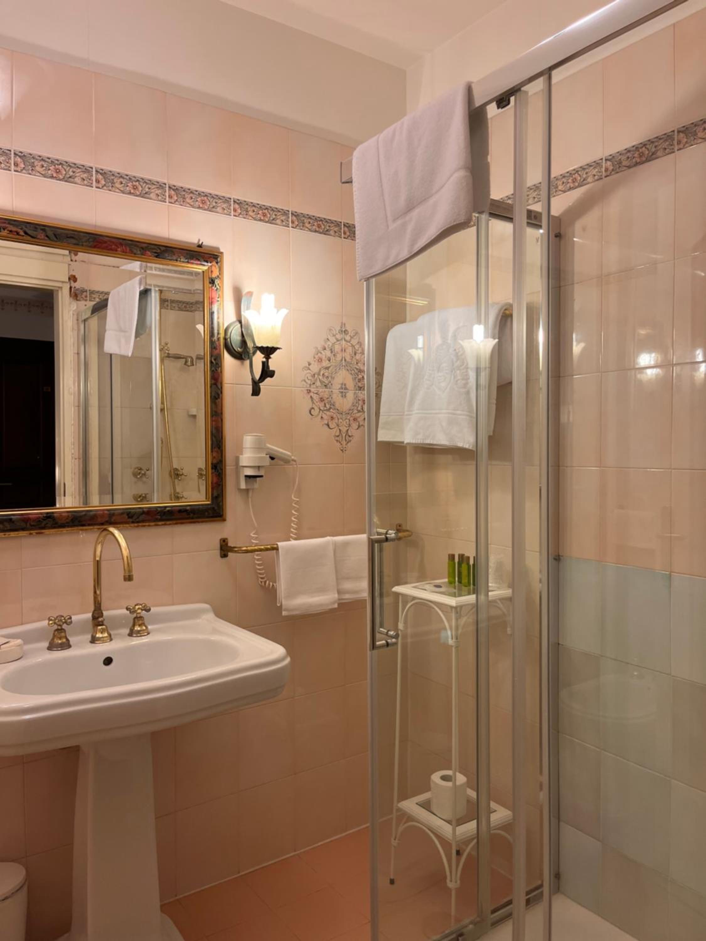 Classic Double Room - Photo 7