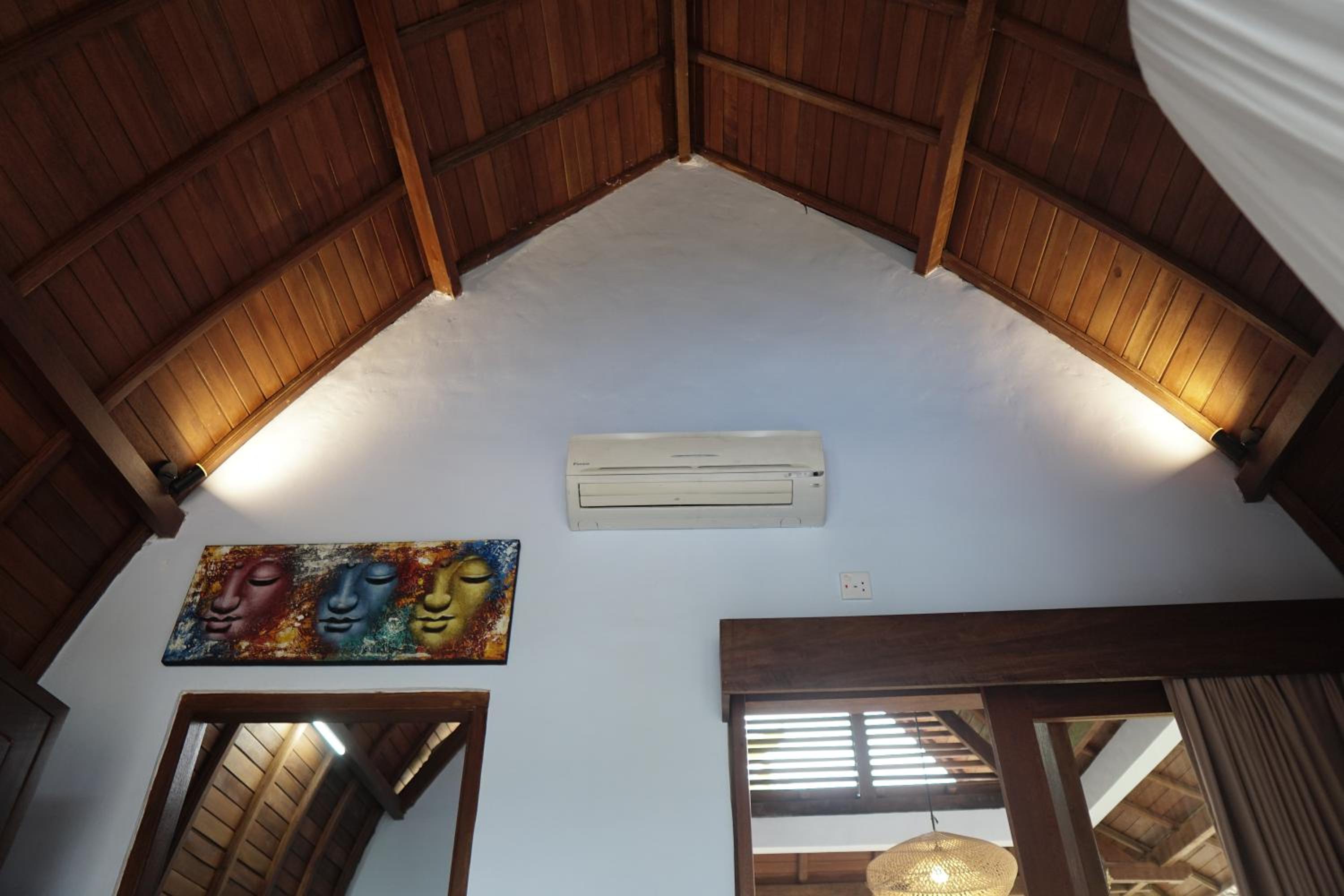 Double Room with Pool View - Photo 13