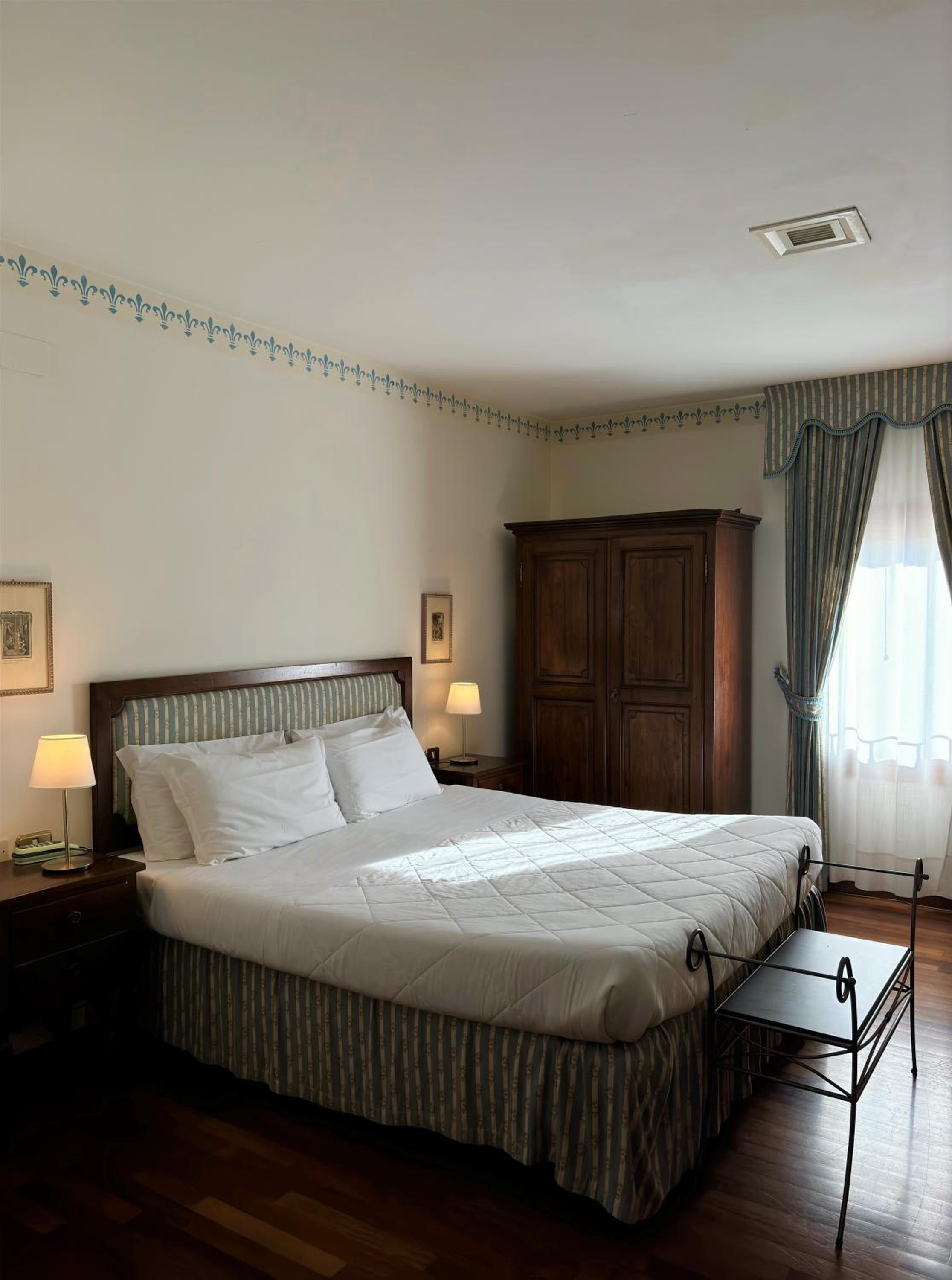 Executive Room - Photo 7