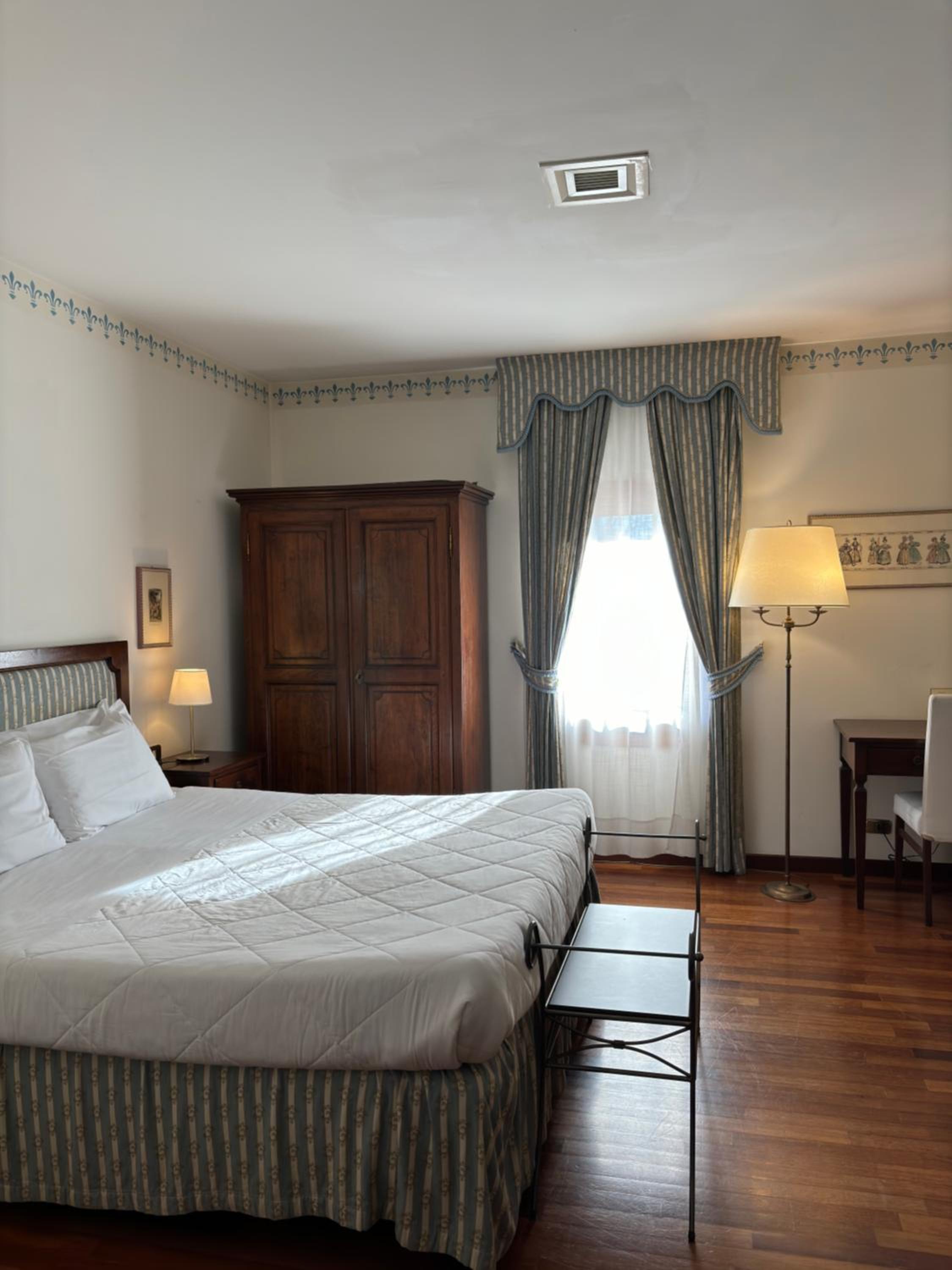 Executive Room - Photo 6