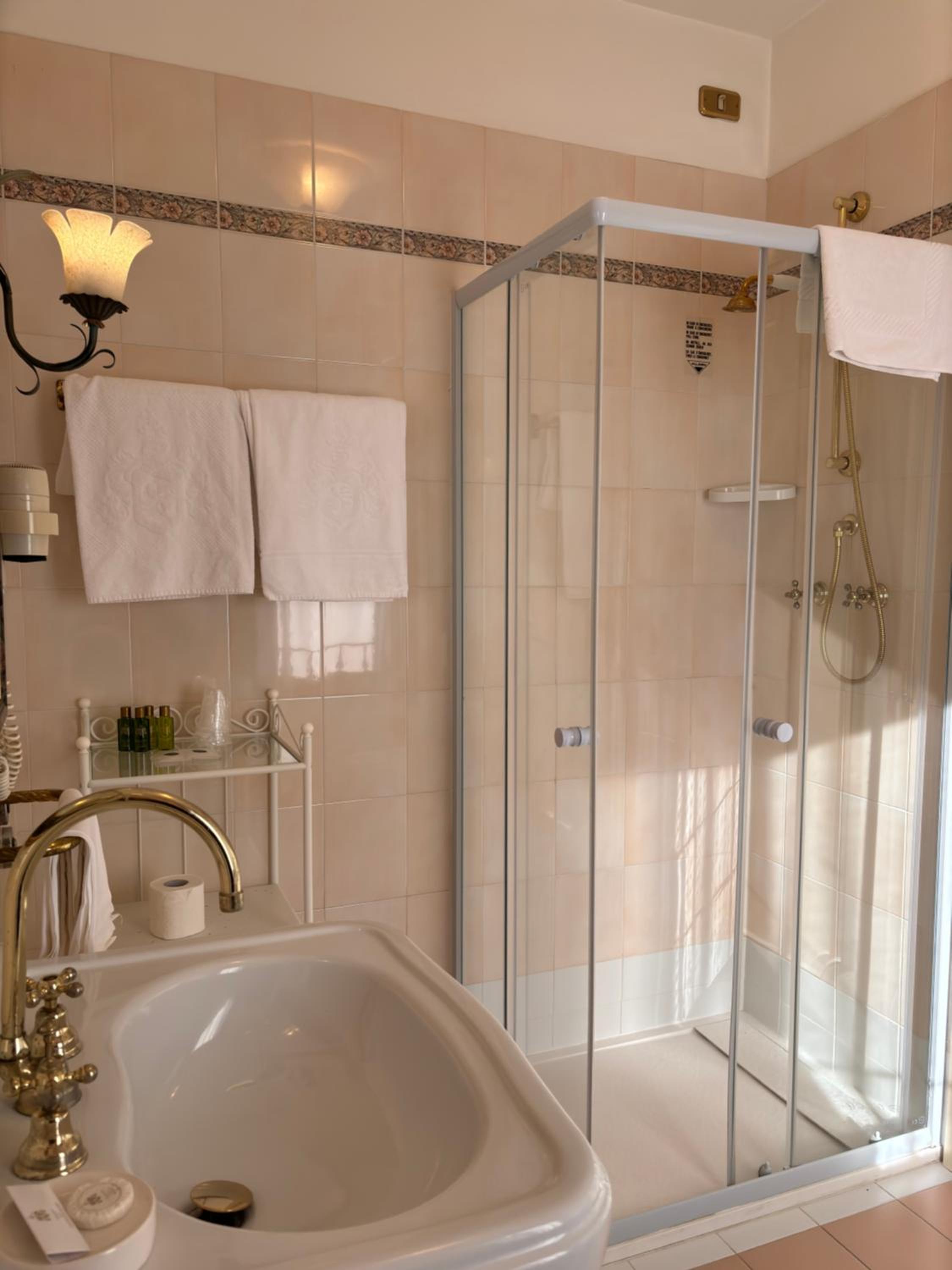 Executive Room - Photo 13