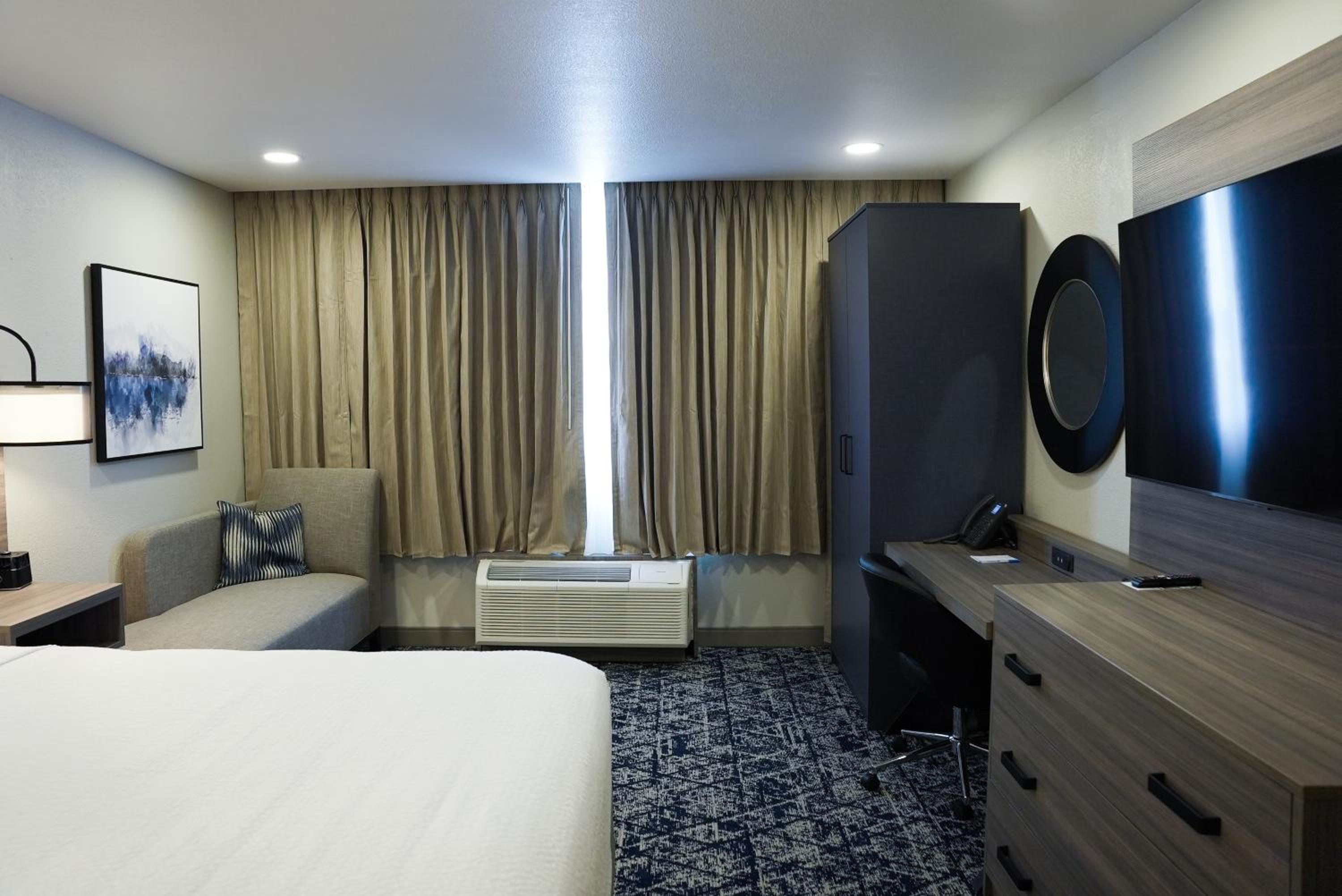 King Room - Non-Smoking - Photo 1
