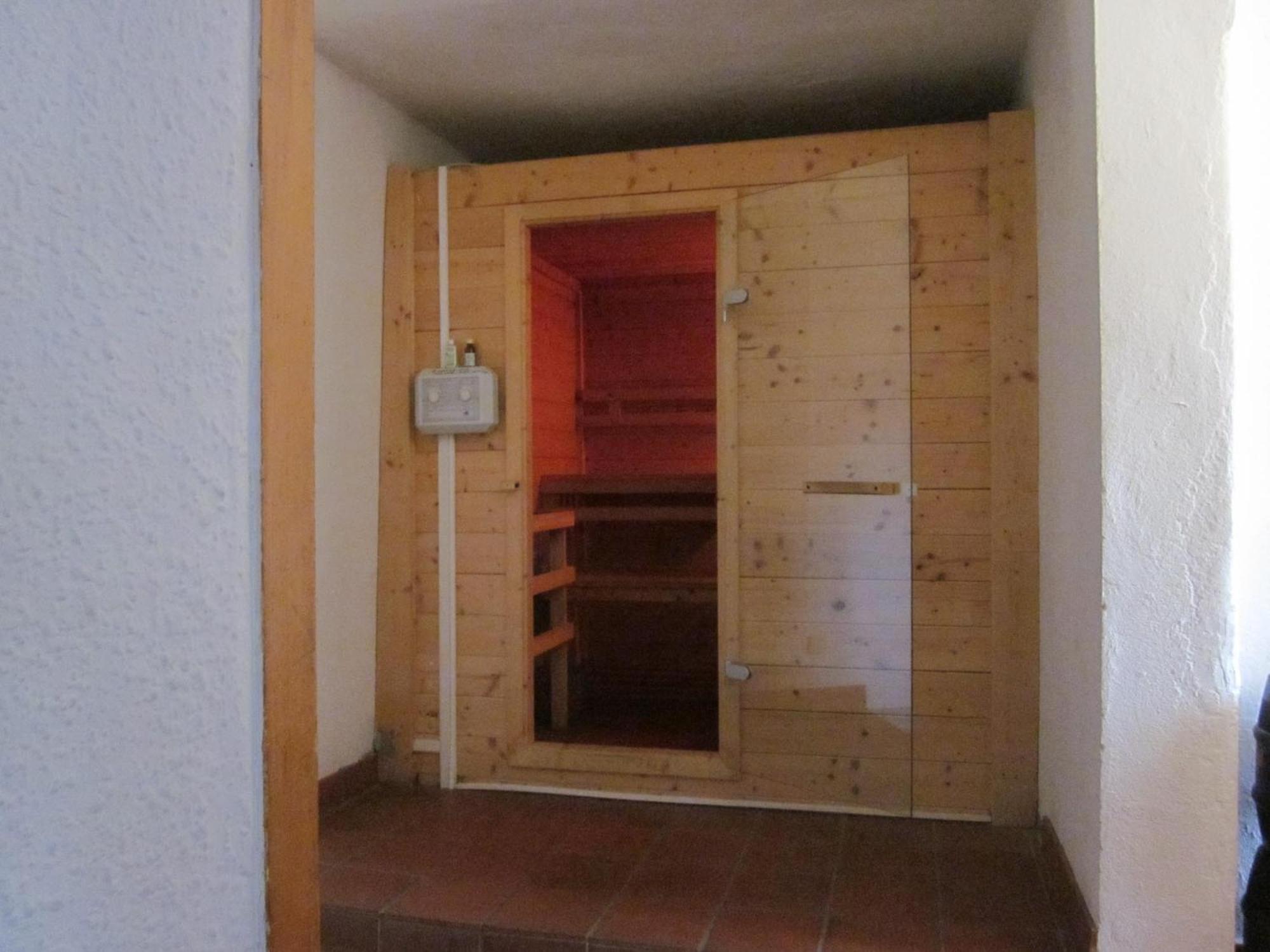 Six-Bedroom House photo 3